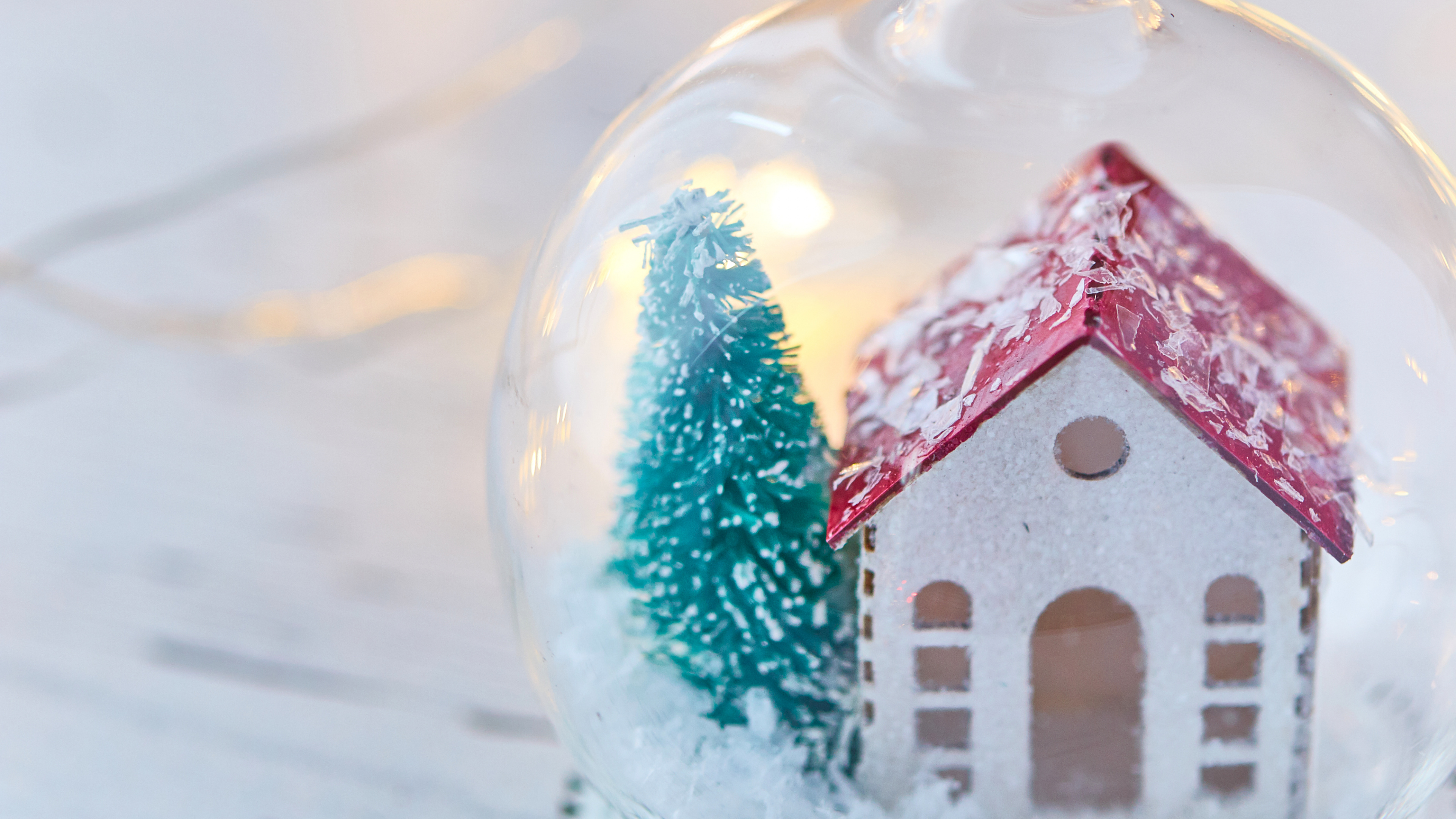 Обои рождественский орнамент, дерево, пряничный домик, снежный шар, родина в разрешении 3840x2160