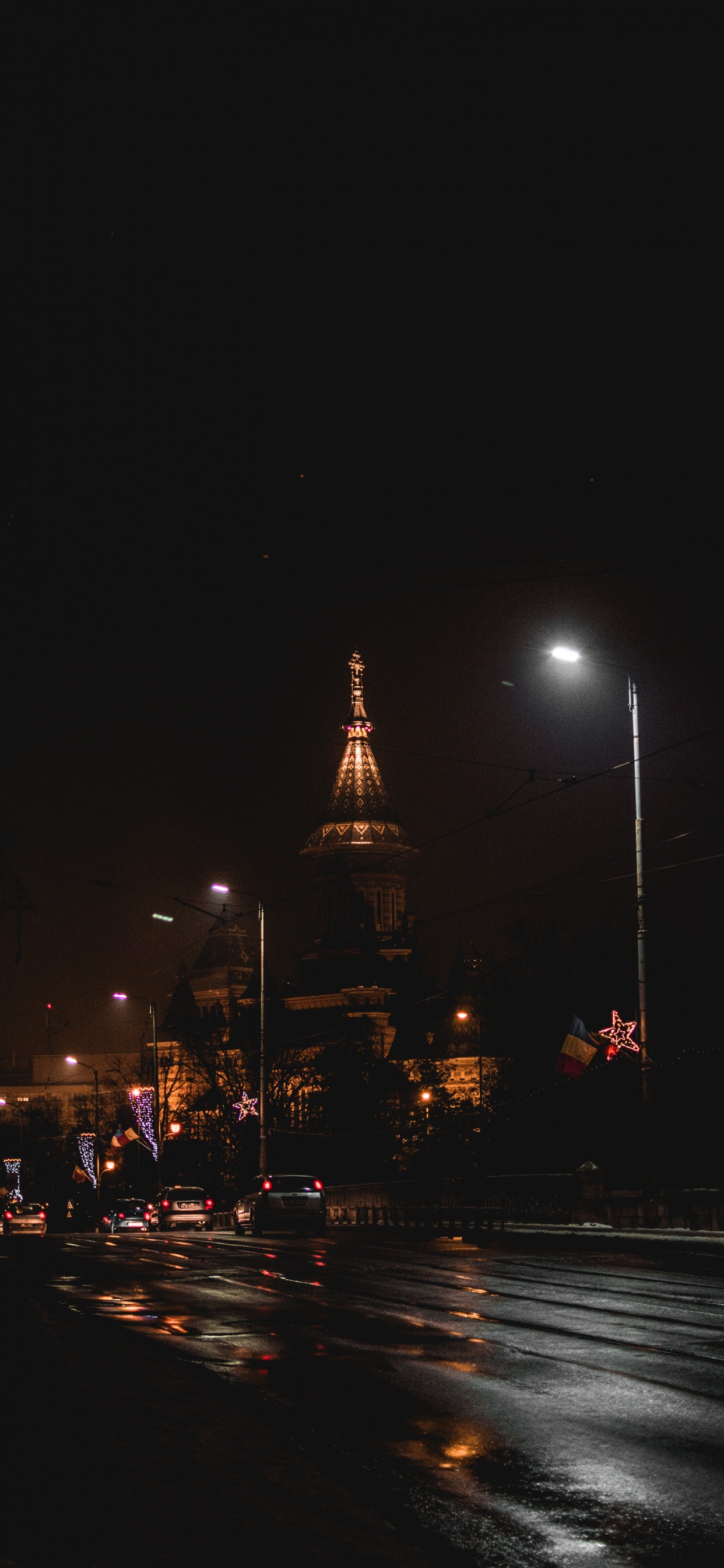 Обои ночь, электричество, уличный фонарь, достопримечательность, городской район в разрешении 1242x2688