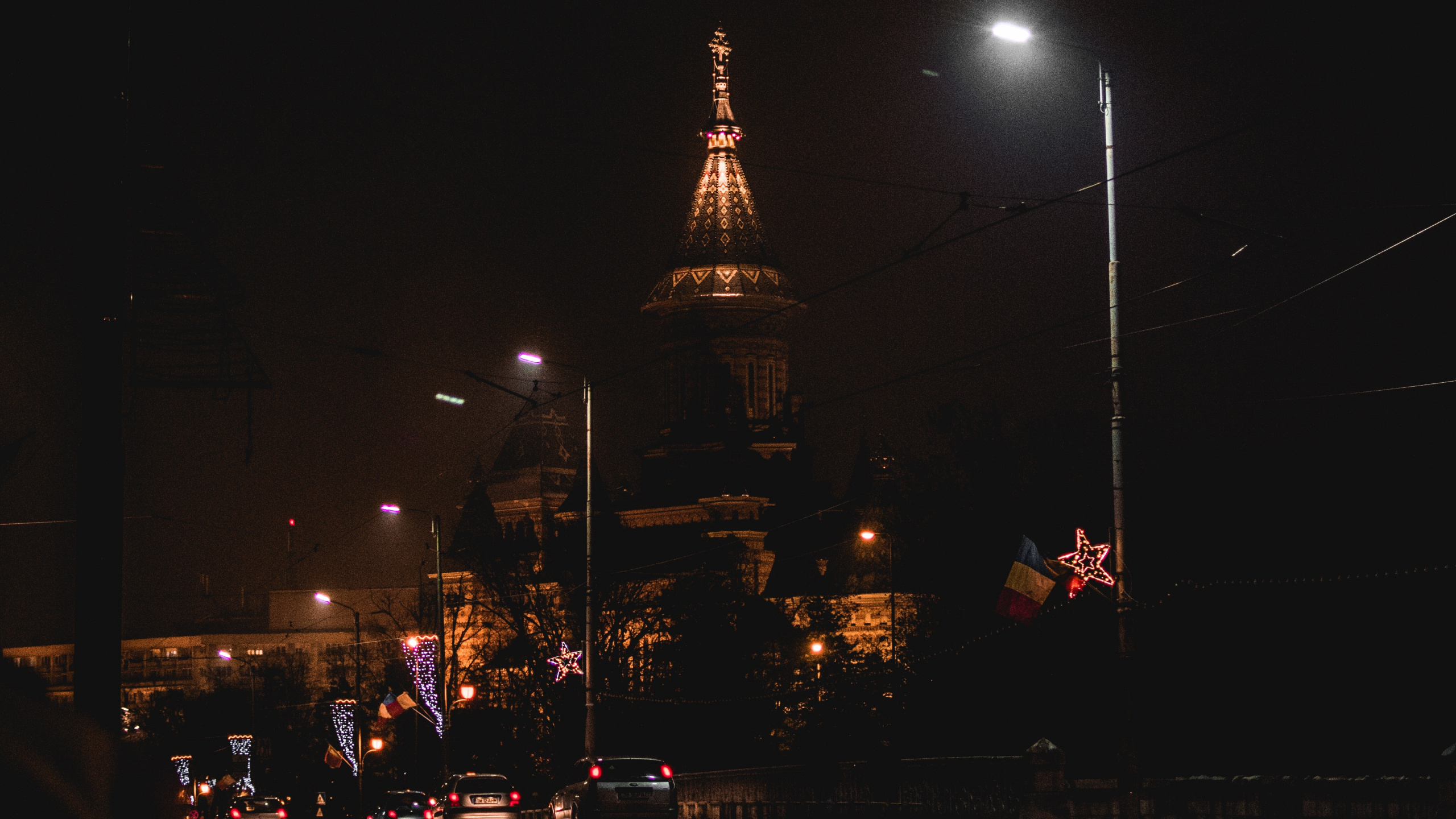Обои ночь, электричество, уличный фонарь, достопримечательность, городской район в разрешении 2560x1440