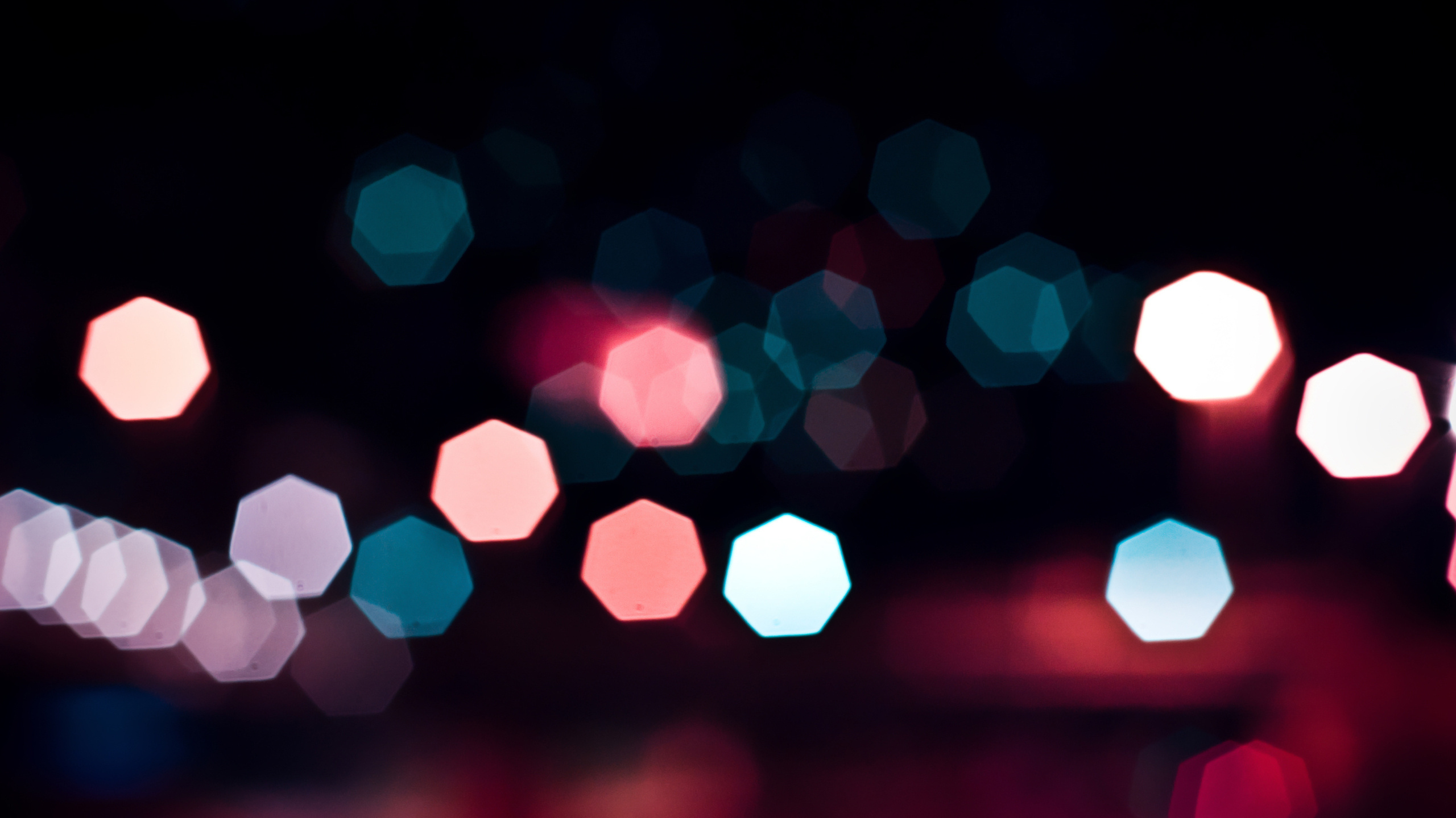 Обои свет, освещение, красный цвет, ночь, небо в разрешении 2560x1440