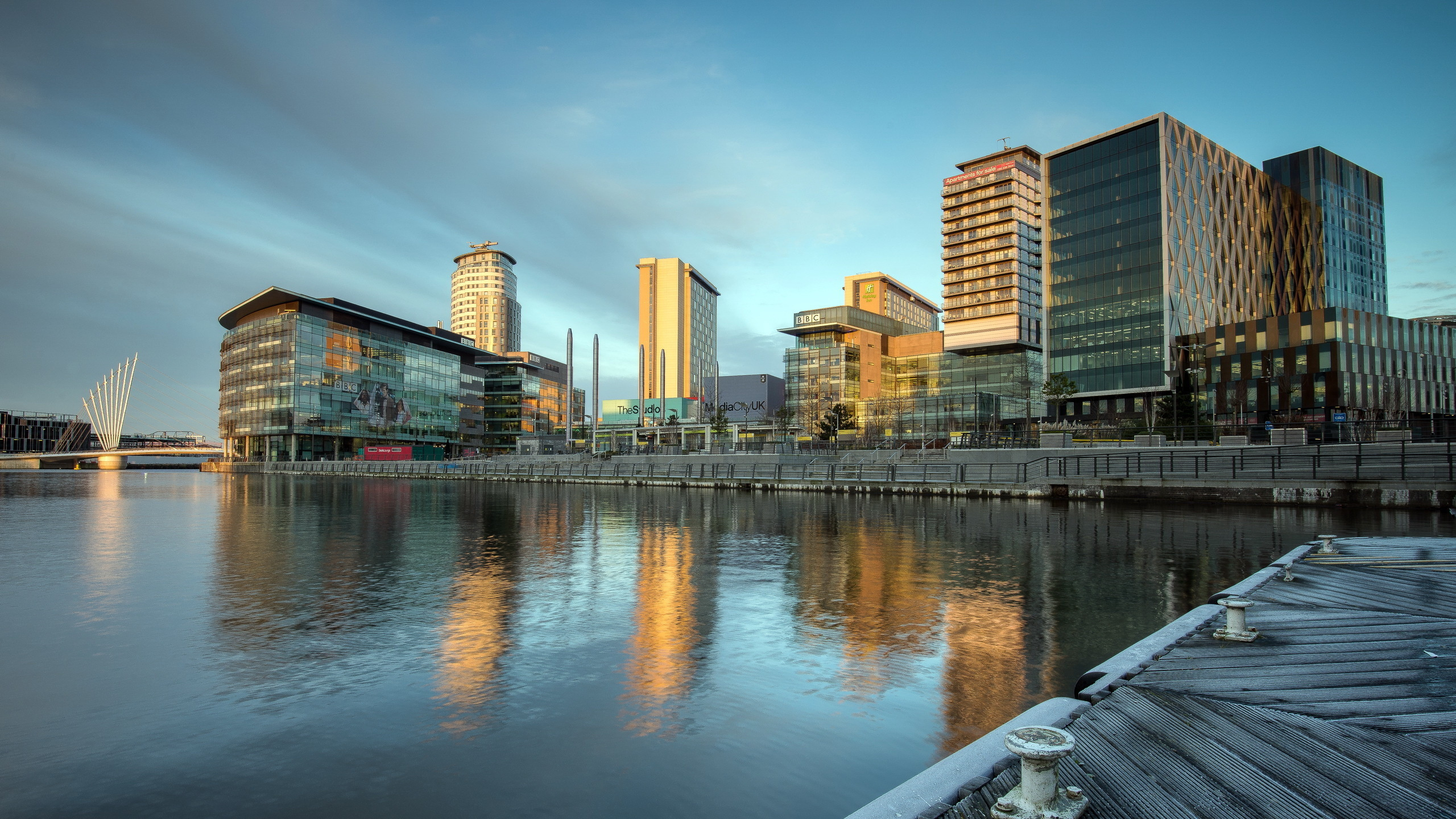 Обои отражение, город, вода, городской пейзаж, городской район в разрешении 2560x1440