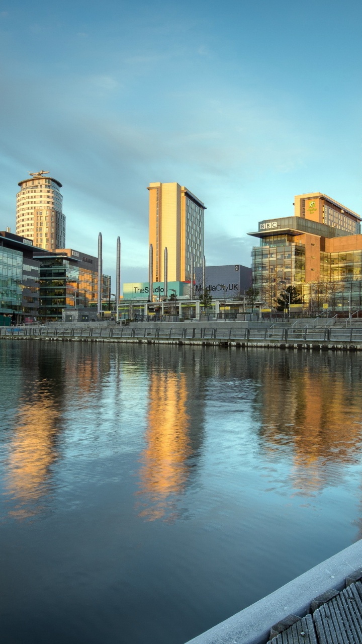 Обои отражение, город, вода, городской пейзаж, городской район в разрешении 720x1280