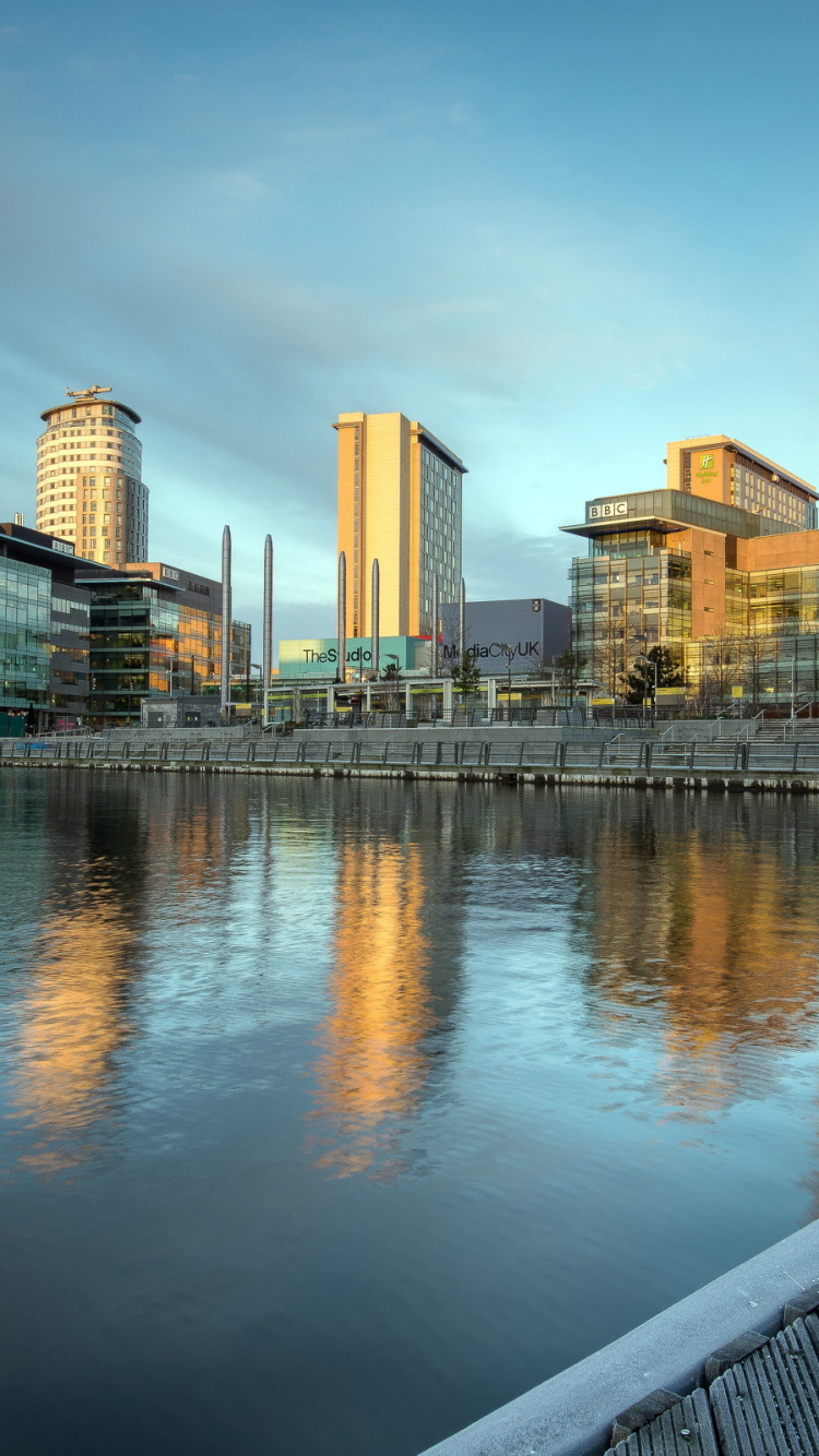 Обои отражение, город, вода, городской пейзаж, городской район в разрешении 750x1334