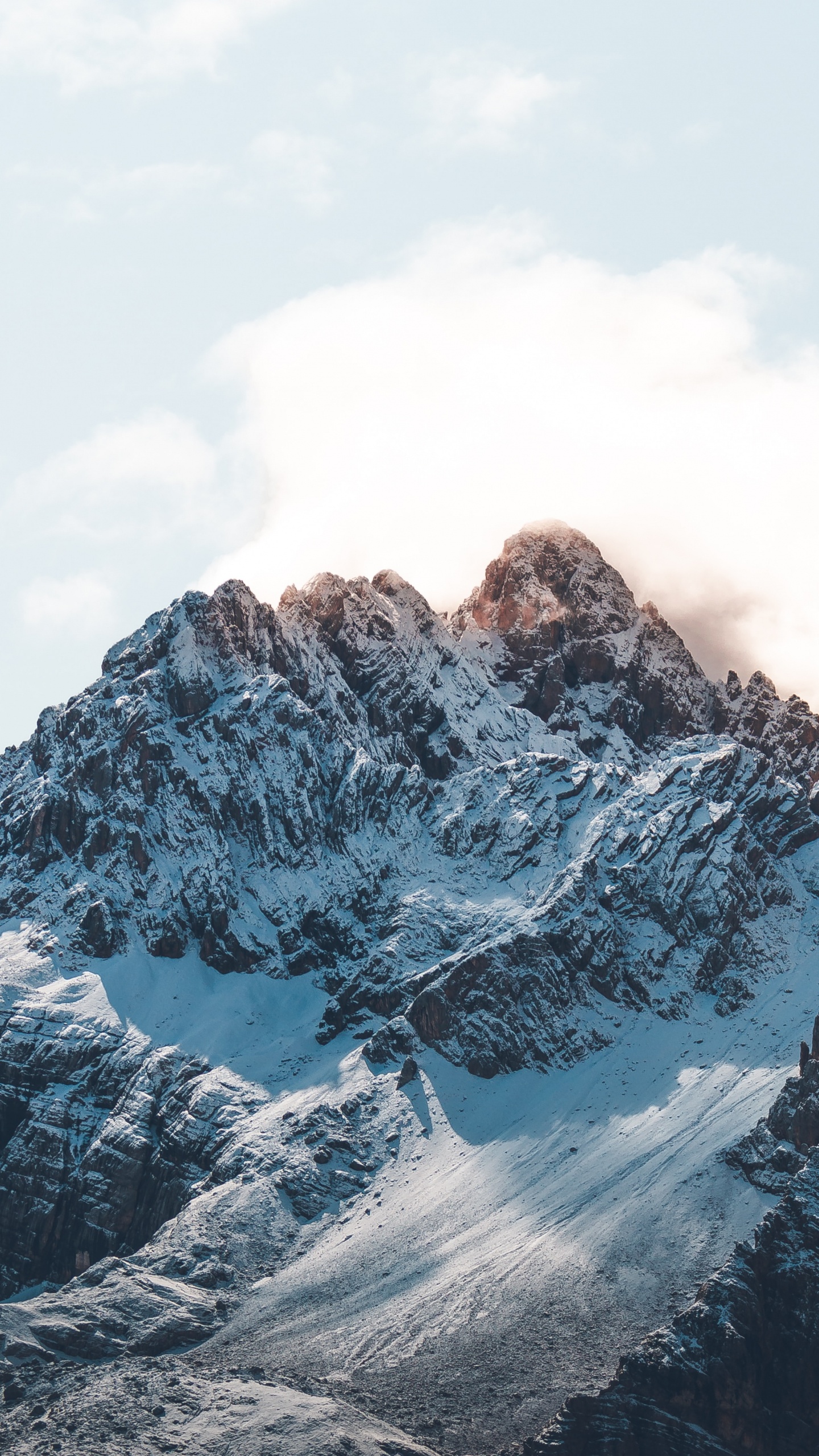 Обои гора, горный хребет, горный рельеф, хребет, ледяная форма в разрешении 1440x2560