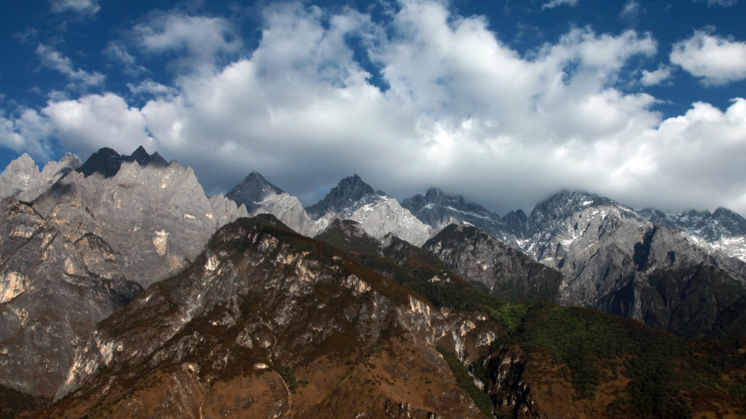 Обои гора, горный хребет, горный рельеф, хребет, массив в разрешении 2560x1440