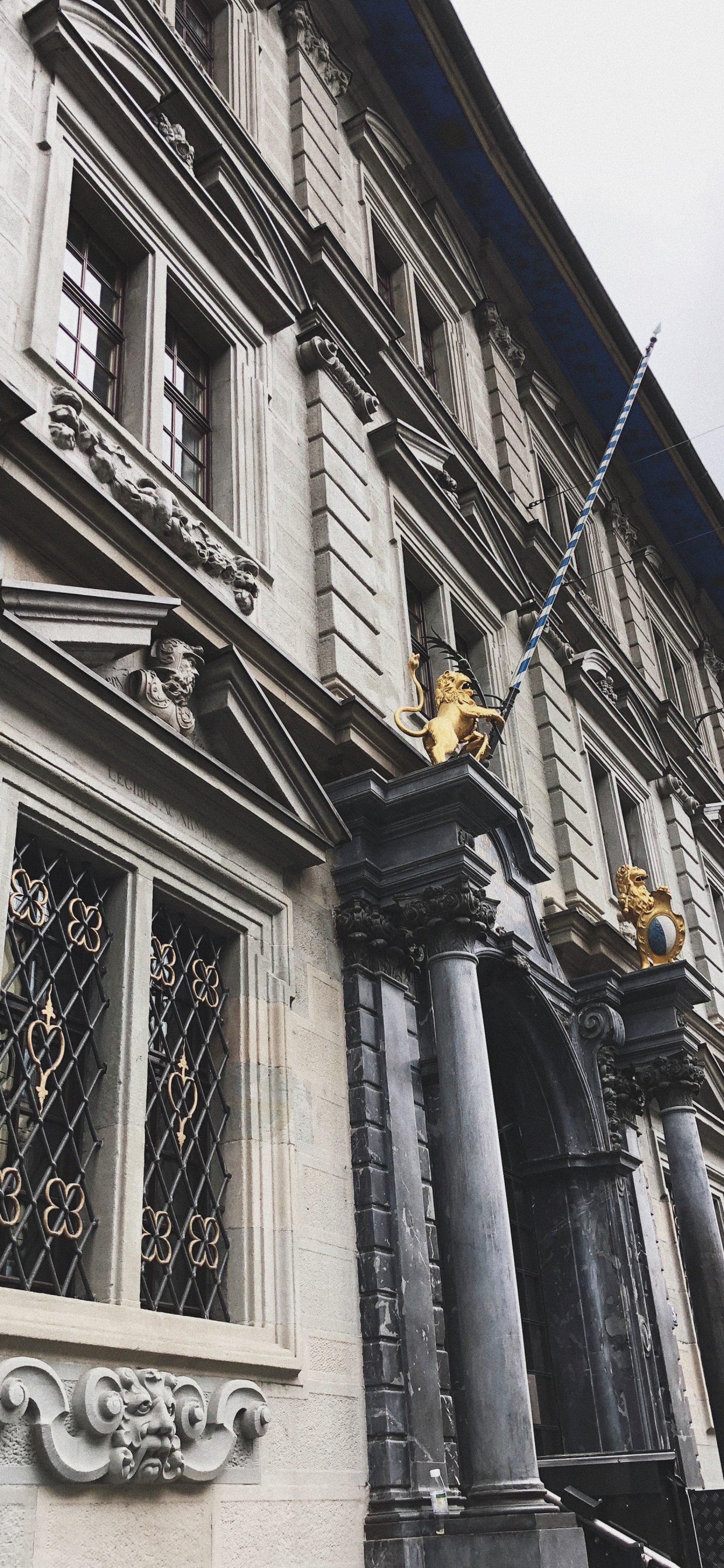 Обои ориентир, классическая архитектура, архитектура, фасад, свойство в разрешении 1242x2688