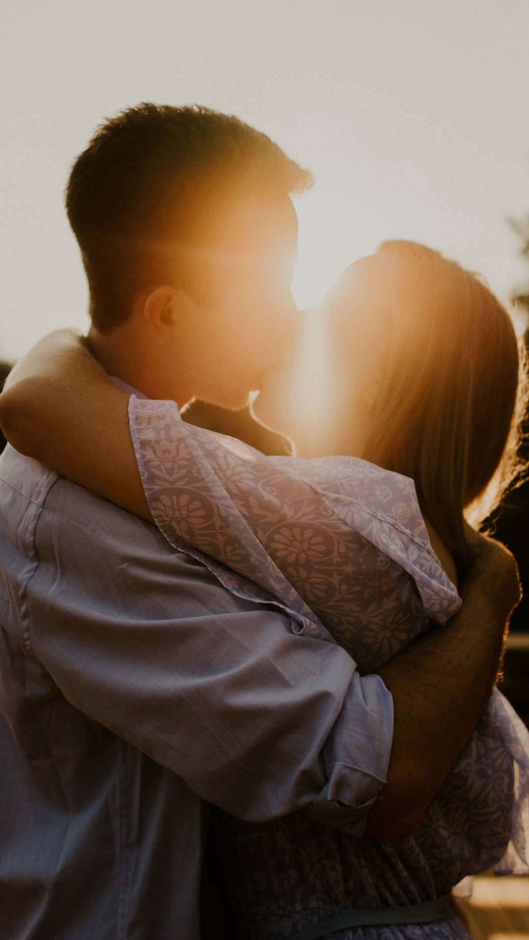Обои крепкое объятие, солнечный свет, любовь, привязанность, здоровье в разрешении 1080x1920