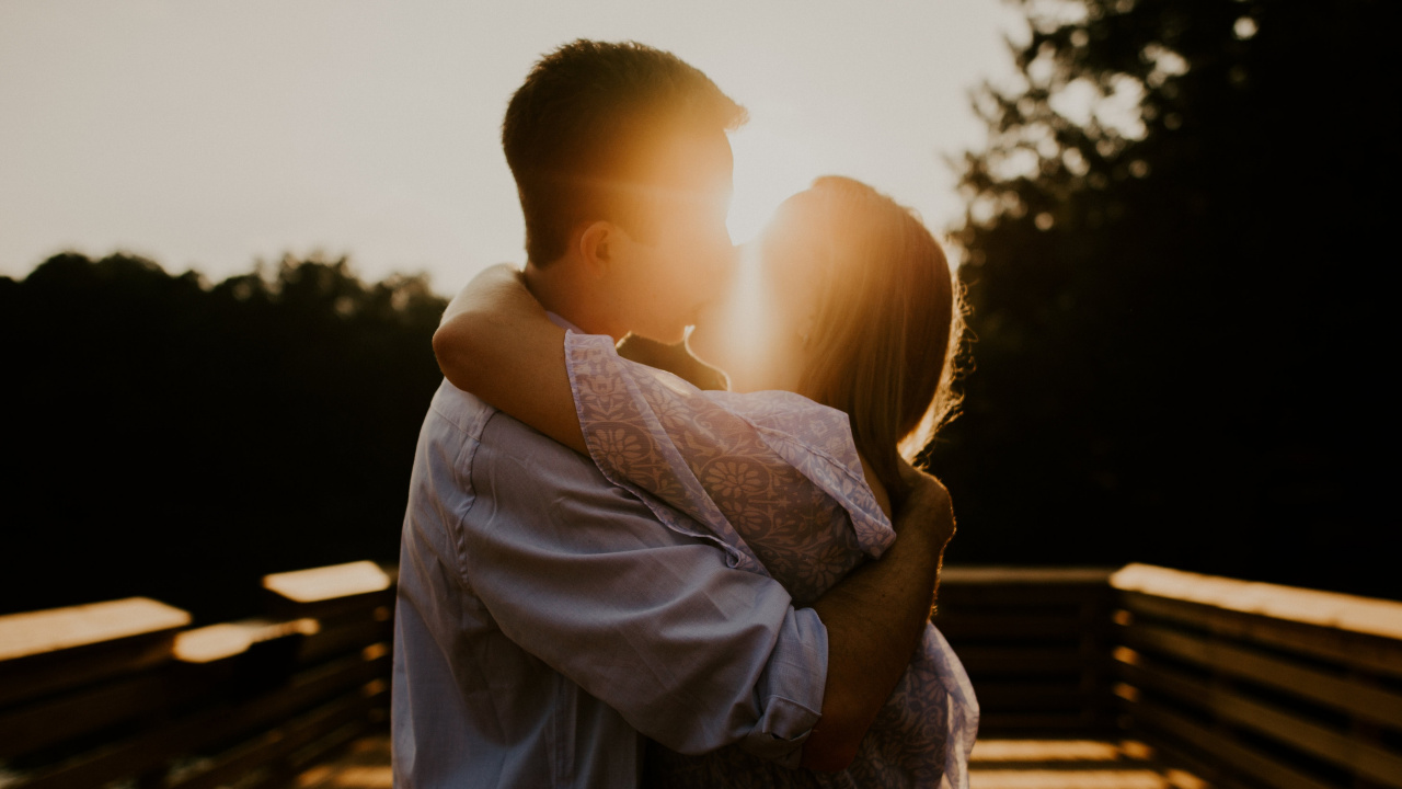 Обои крепкое объятие, солнечный свет, любовь, привязанность, здоровье в разрешении 1280x720