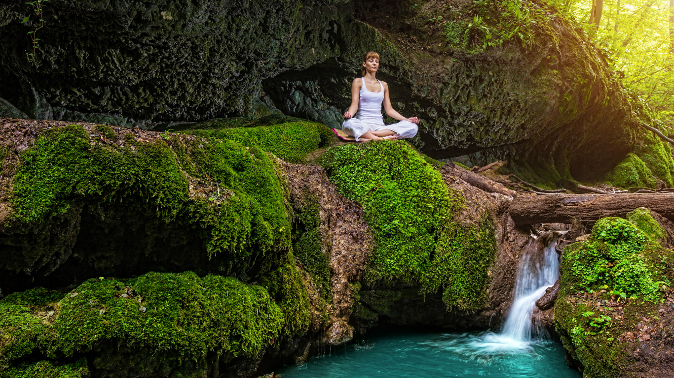 Обои Сукхасана, поза лотоса, медитация, йога, природа в разрешении 1366x768