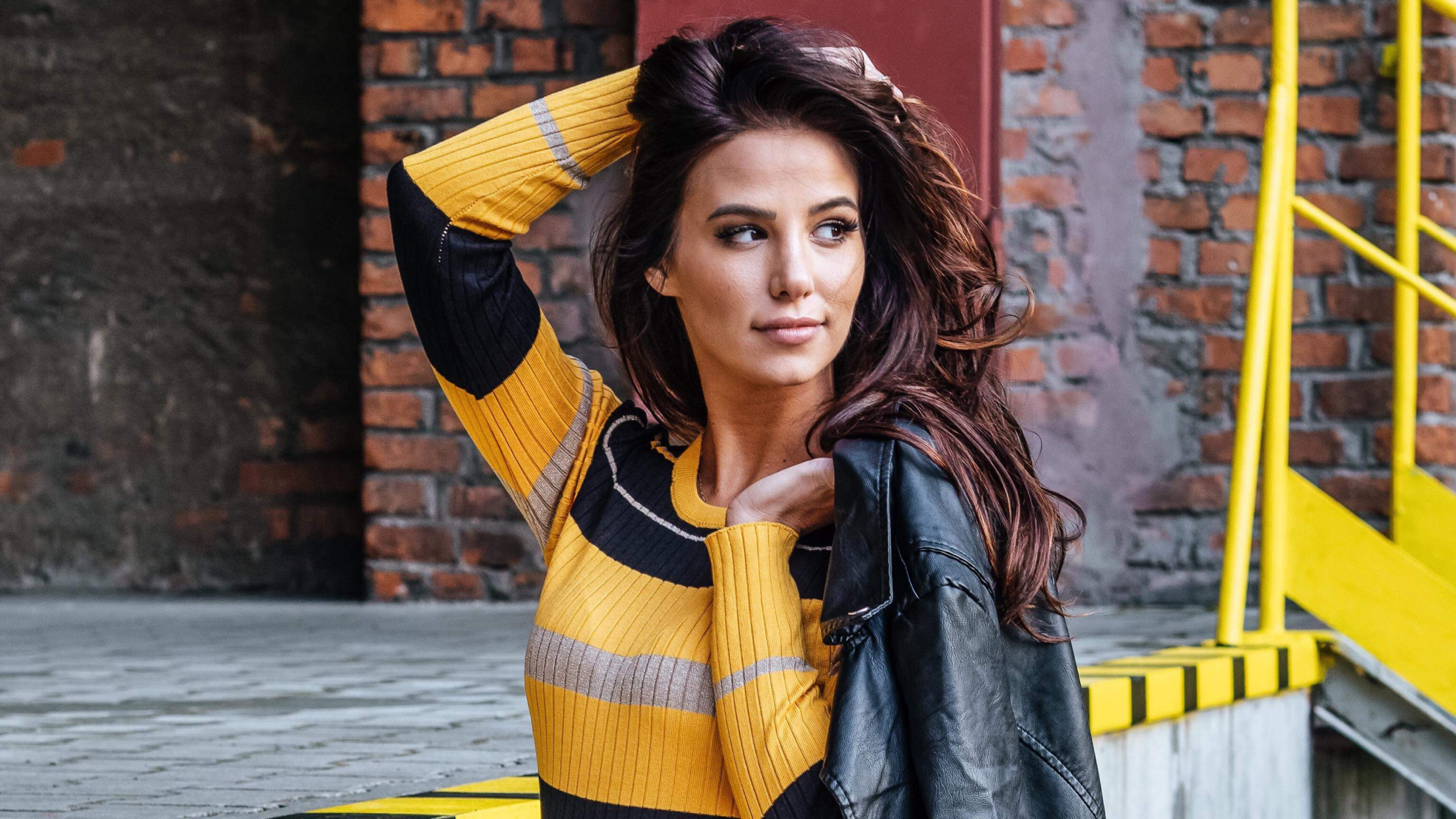 Обои девушка, модель, желтый, уличная мода, красота в разрешении 2560x1440