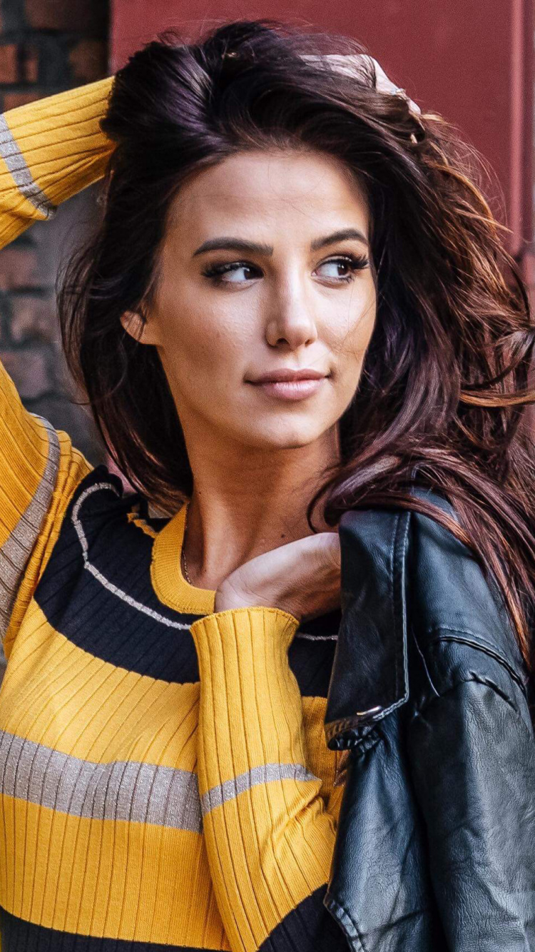 Обои девушка, модель, желтый, уличная мода, красота в разрешении 750x1334