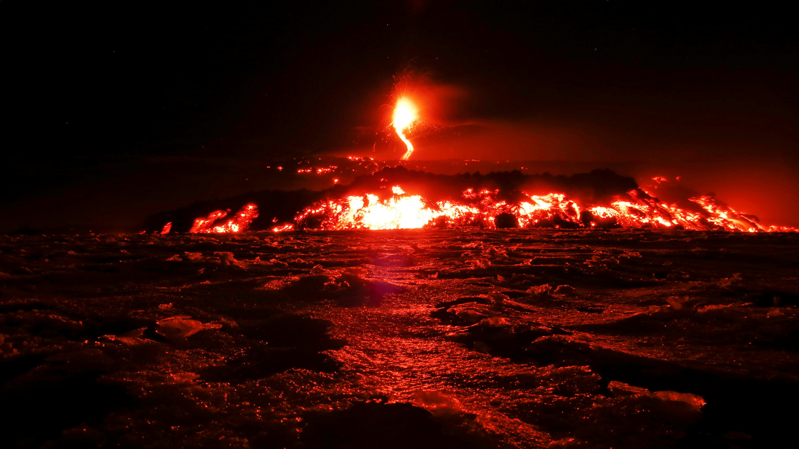 Обои Этна, вулкан, лава, вулканического рельефа, типы вулканических извержений в разрешении 2560x1440