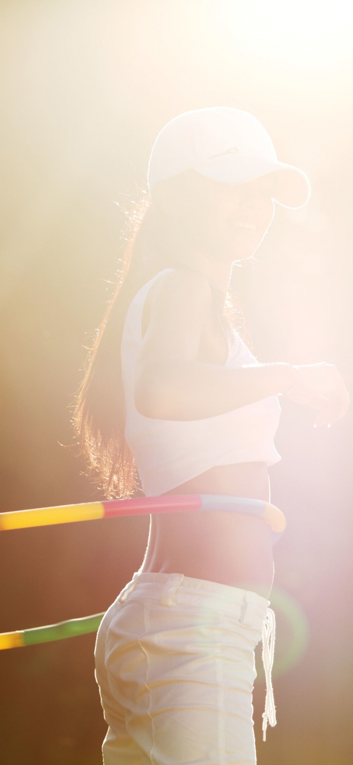 Обои солнечный свет, свет, девушка, палец, сустав в разрешении 1125x2436