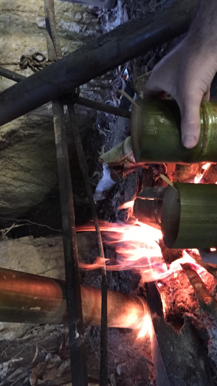 Обои сварщик, природа, древесина, автомобильные шины, освещение в разрешении 720x1280