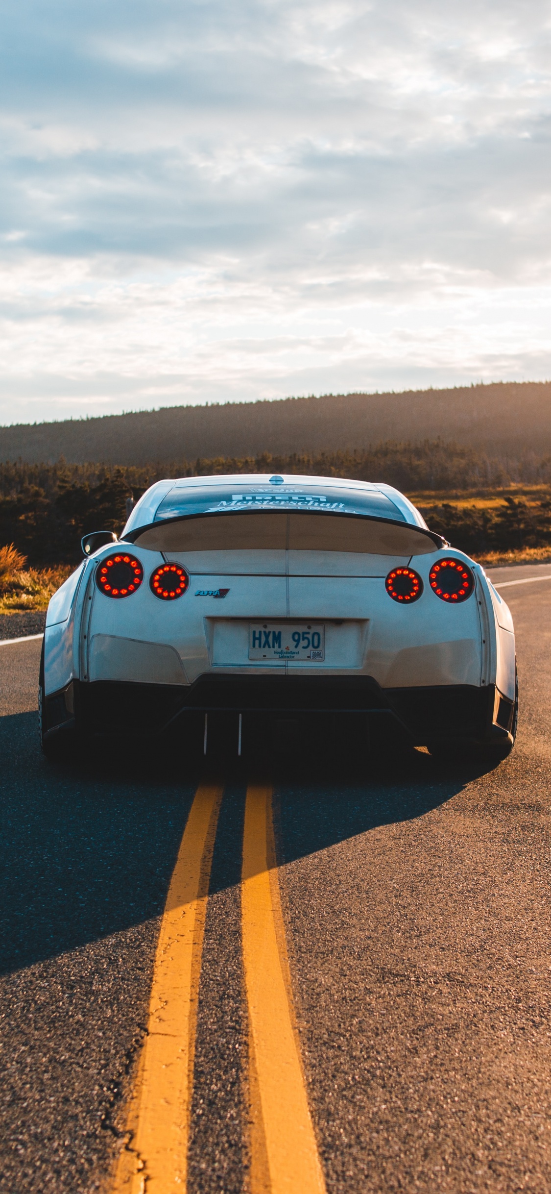 Обои авто, спорткар, дорога, пейзаж, асфальт в разрешении 1125x2436