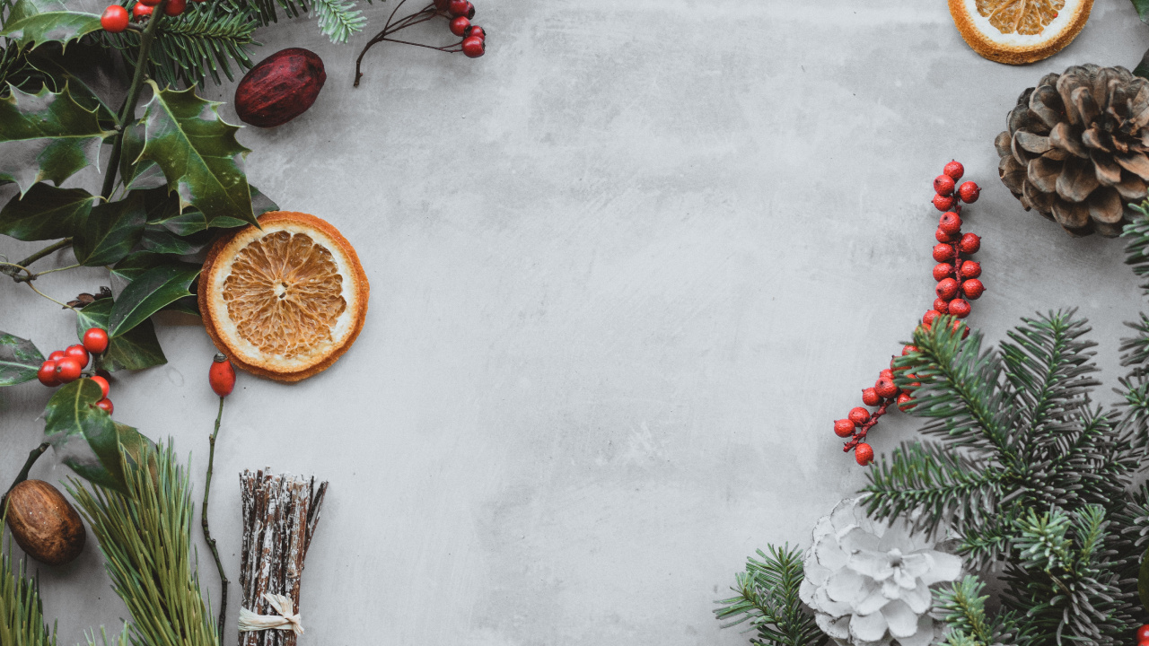 Обои apple, сосна, падуб, елка, венок в разрешении 1280x720