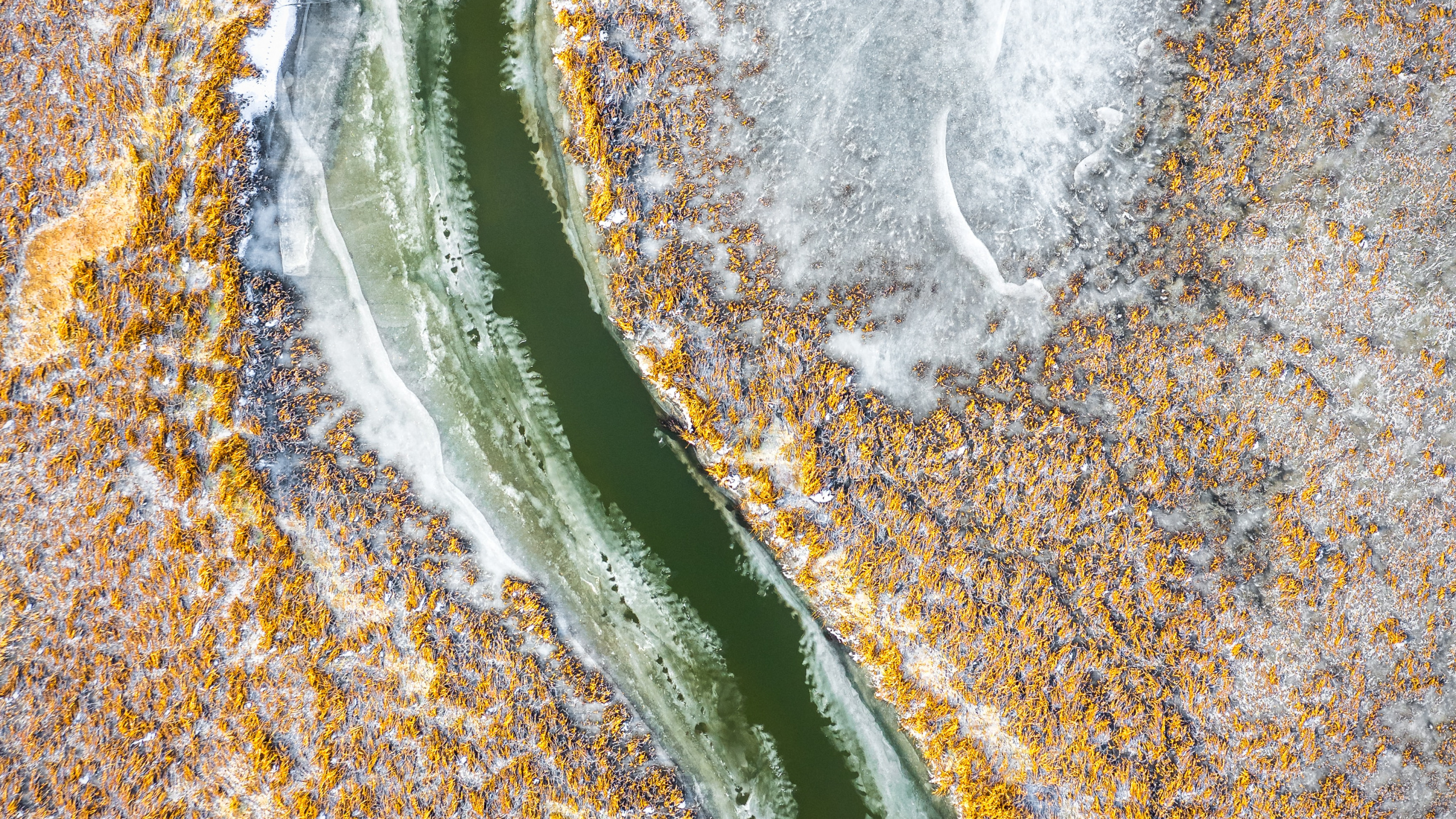 Обои минеральный источник, геология, гидроресурсы, водоем, вода в разрешении 2560x1440