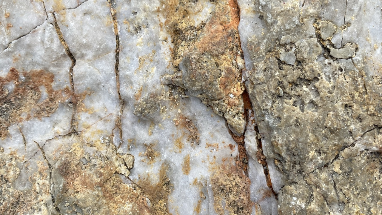 Обои геология, обнажение, магматическая горная порода, коричневый цвет, коренная порода в разрешении 1280x720