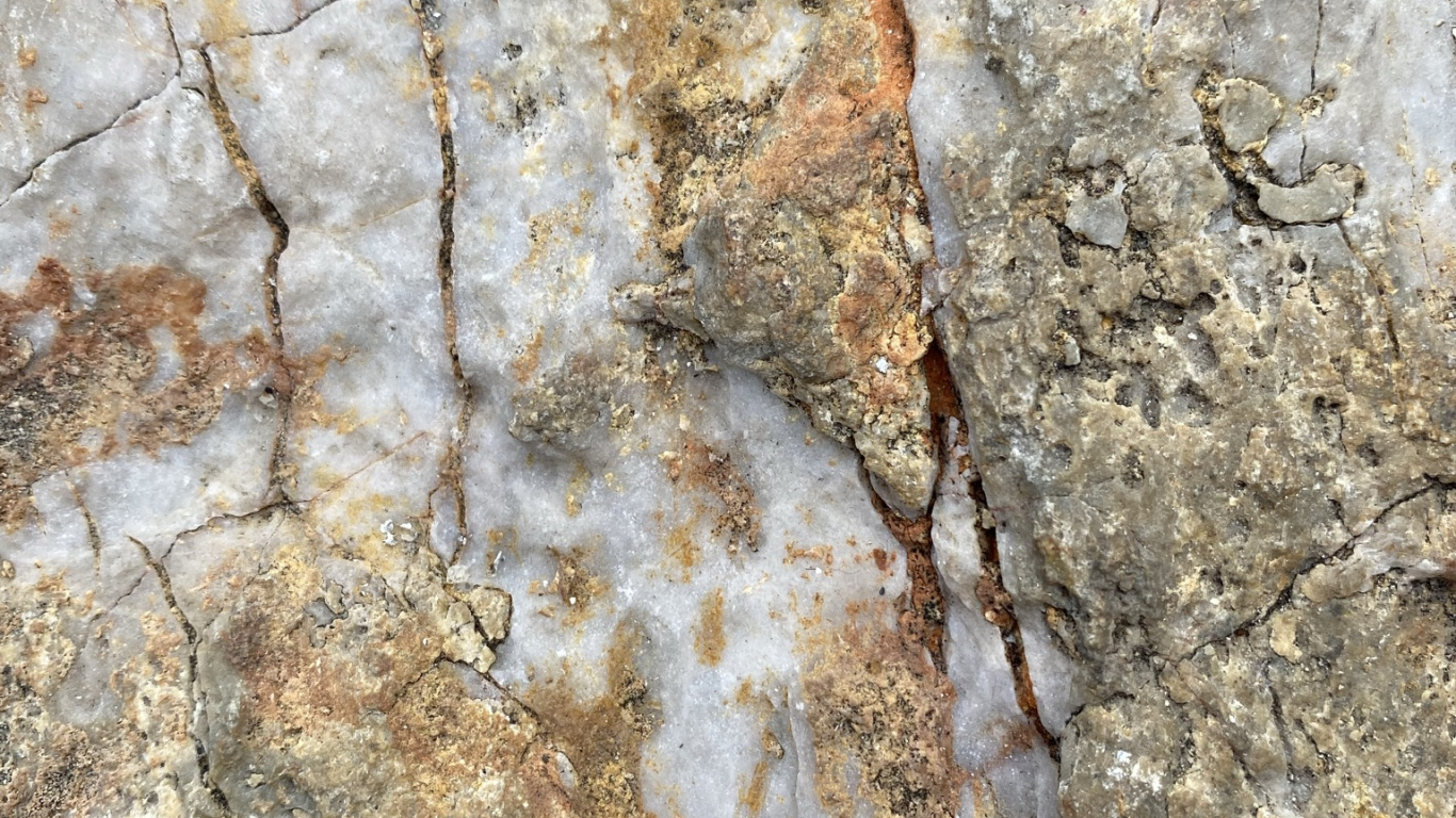 Обои геология, обнажение, магматическая горная порода, коричневый цвет, коренная порода в разрешении 1366x768