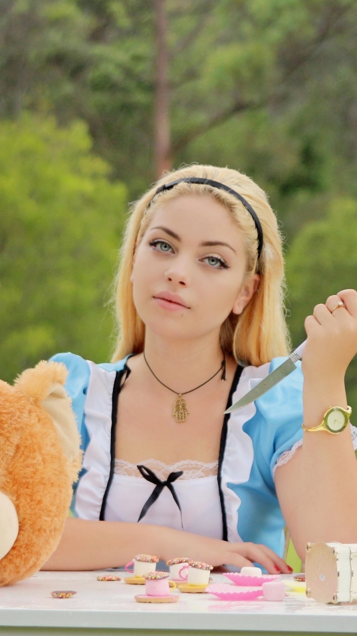 Обои девушка, таблица, салфетка, дерево, Счастлив в разрешении 720x1280