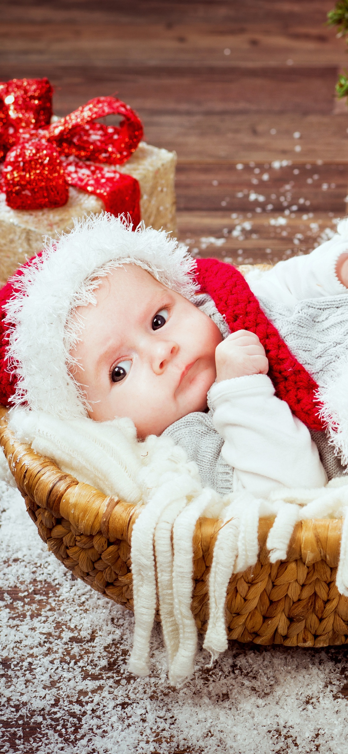 Обои младенец, подарок, Рождественский день, Рождество, Рождественские украшения в разрешении 1125x2436