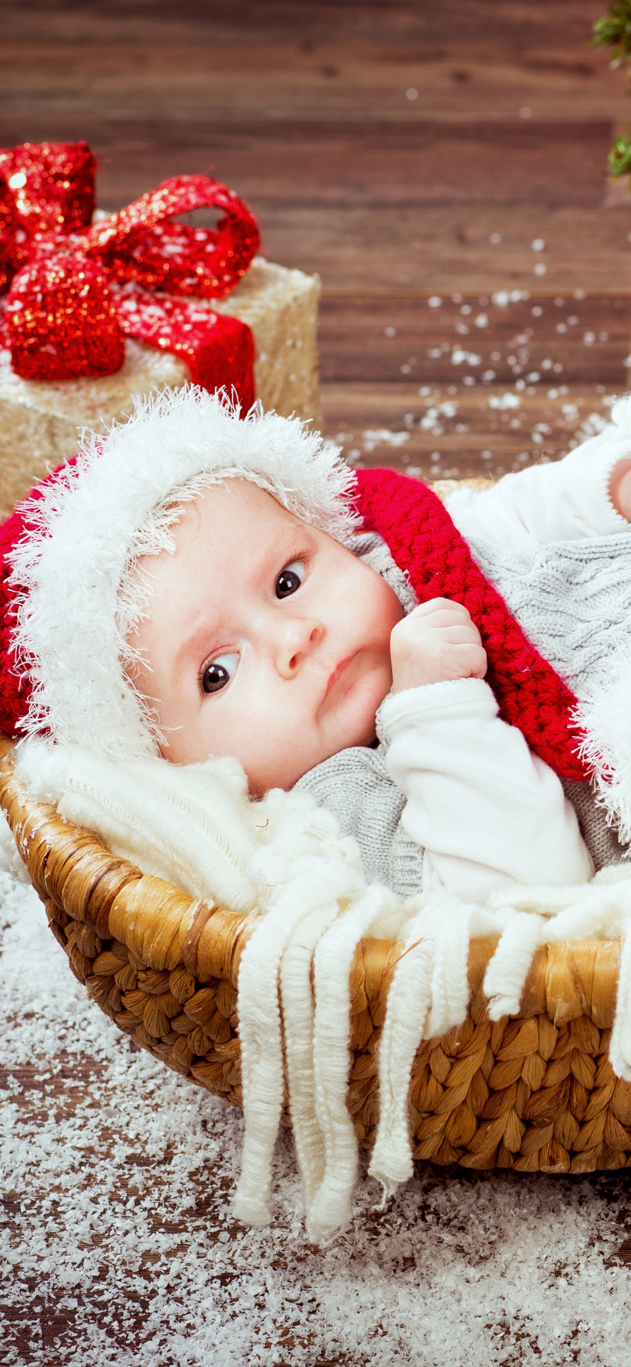 Обои младенец, подарок, Рождественский день, Рождество, Рождественские украшения в разрешении 1242x2688