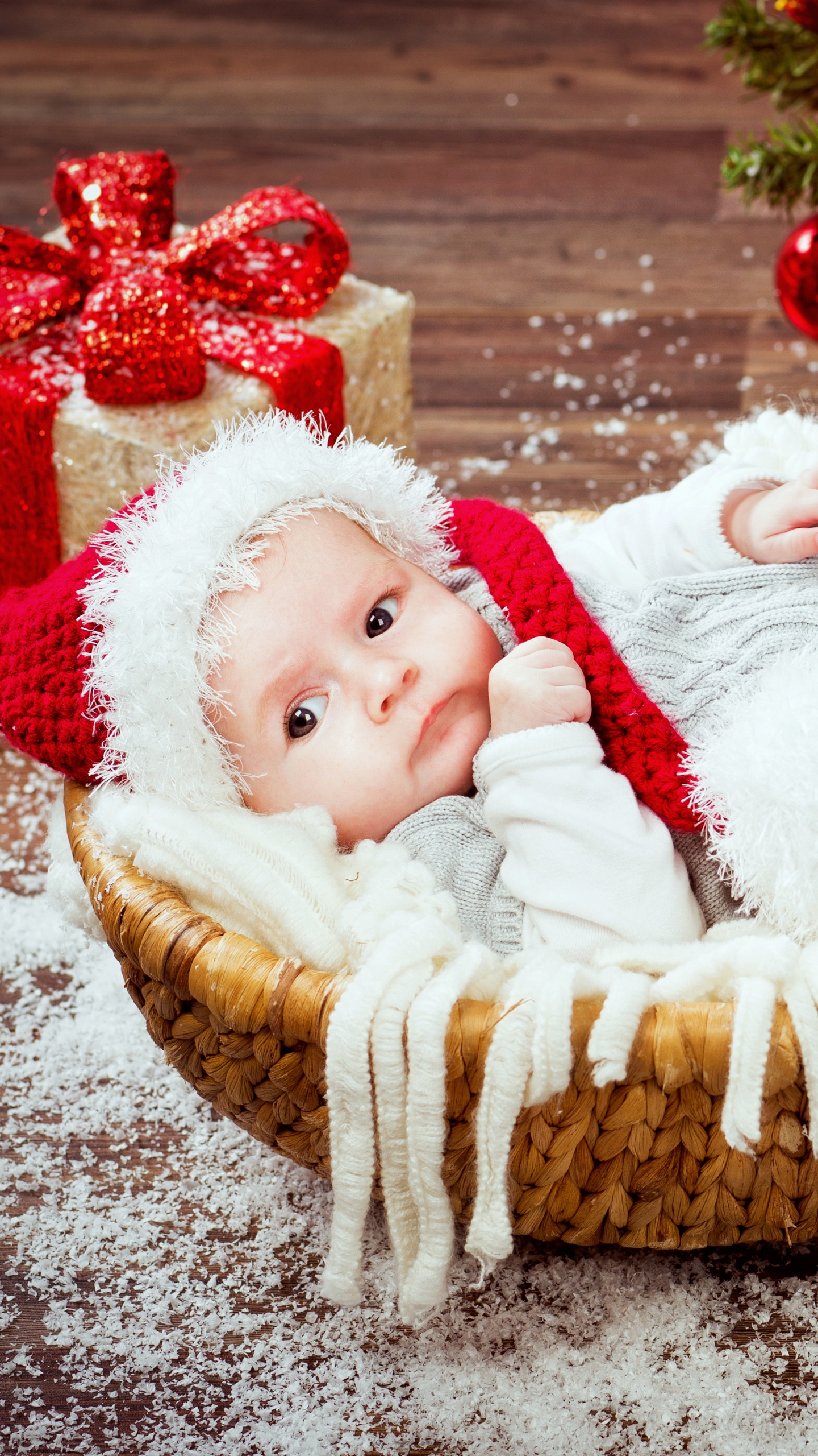 Обои младенец, подарок, Рождественский день, Рождество, Рождественские украшения в разрешении 1440x2560