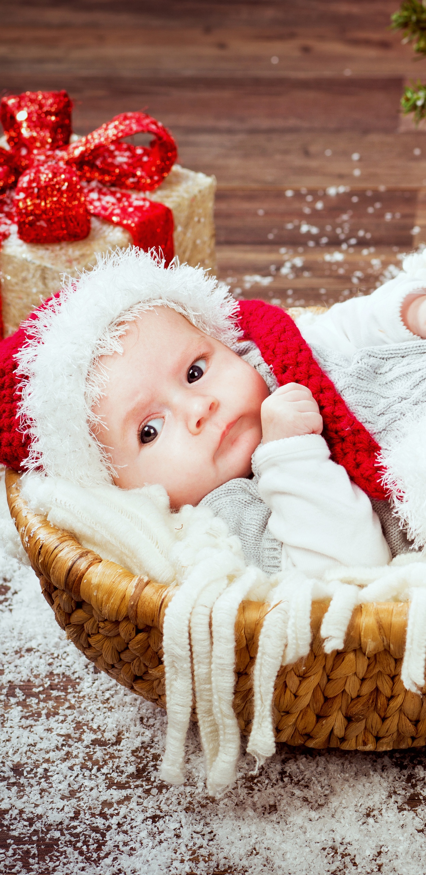 Обои младенец, подарок, Рождественский день, Рождество, Рождественские украшения в разрешении 1440x2960