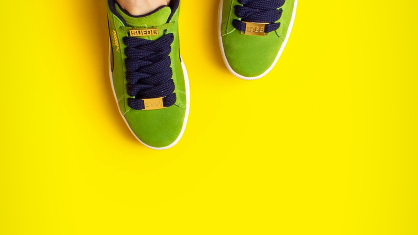 Обои носок, обувь, шорты, спортивный инвентарь, колено в разрешении 1366x768