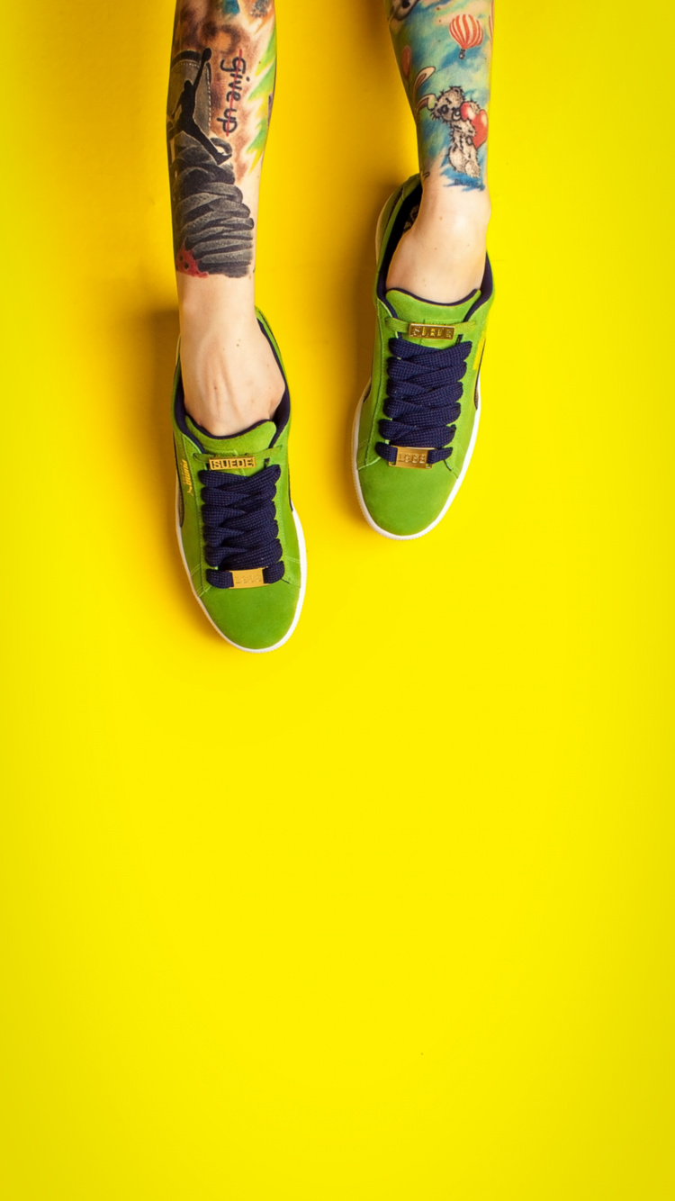 Обои носок, обувь, шорты, спортивный инвентарь, колено в разрешении 750x1334