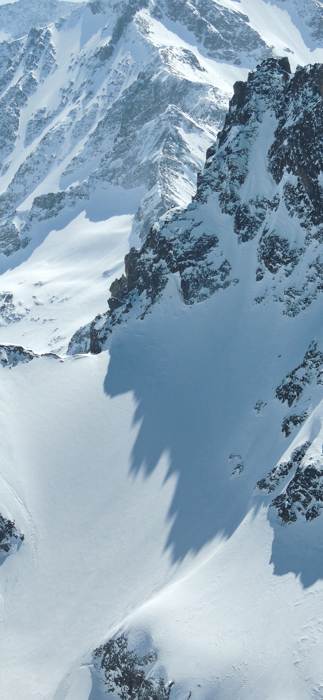 Обои гора, горный рельеф, ледяная форма, горный хребет, массив в разрешении 1125x2436