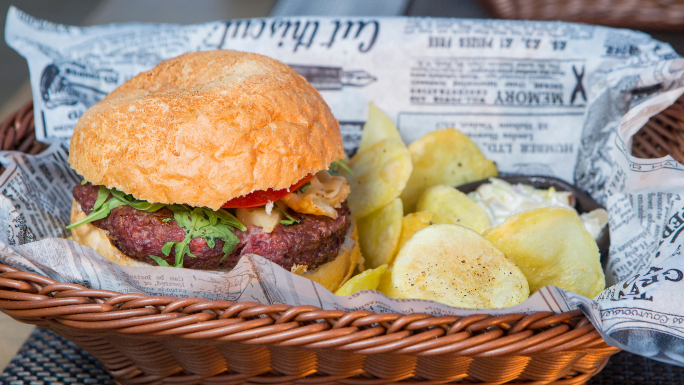 Обои гамбургер, картофель фри, ресторан, пища, блюда в разрешении 1366x768