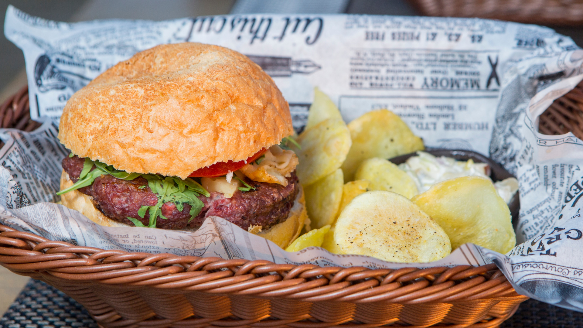 Обои гамбургер, картофель фри, ресторан, пища, блюда в разрешении 1920x1080