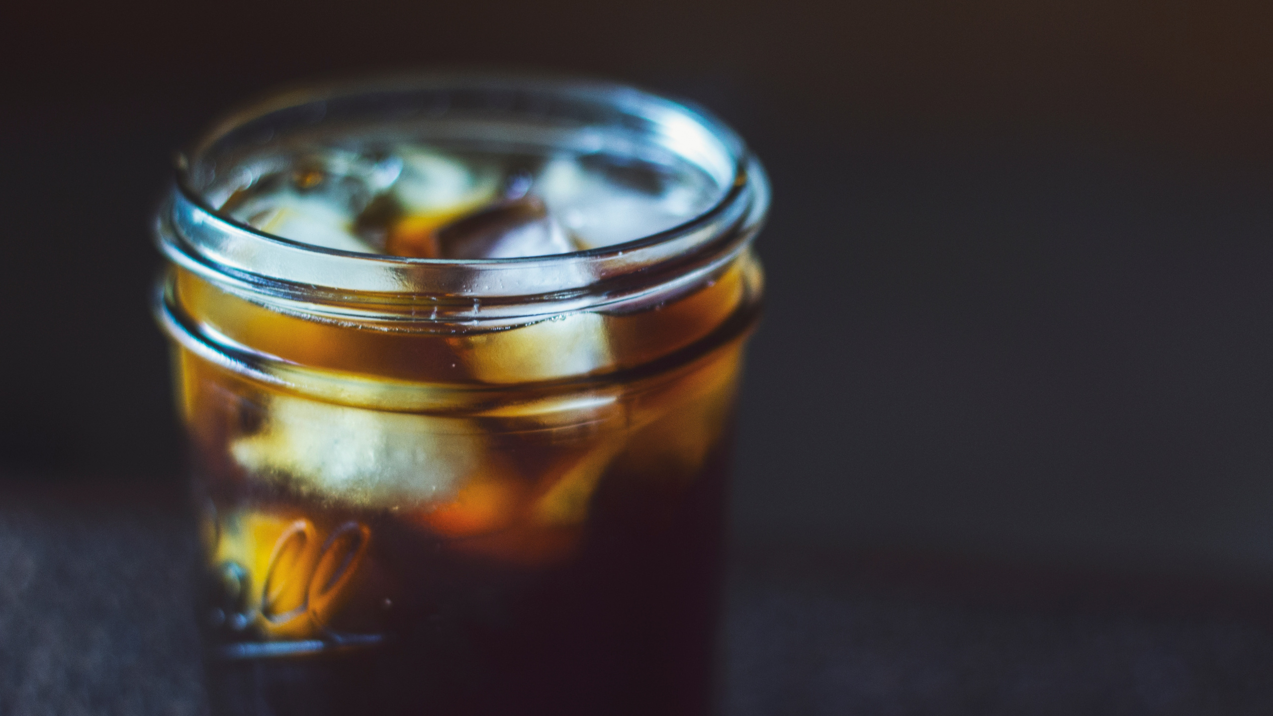 Обои кофе со льдом, кофе, сваренный кофе, кофейня, банка мейсона в разрешении 2560x1440