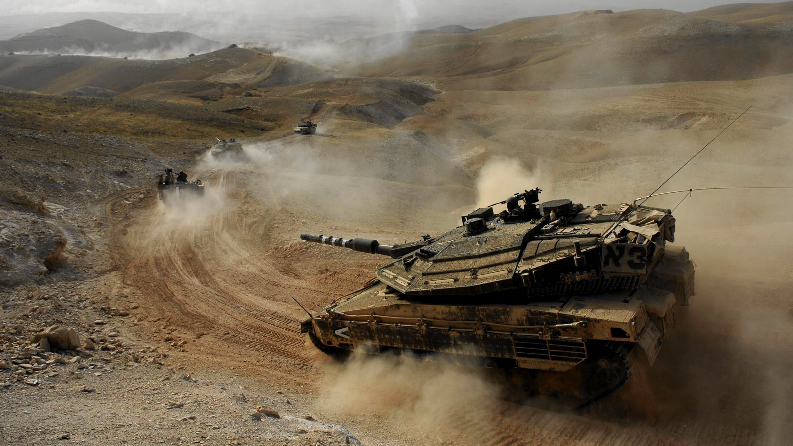 Обои бак, пыль, военнослужащие, самоходная артиллерия, основной боевой танк в разрешении 2560x1440