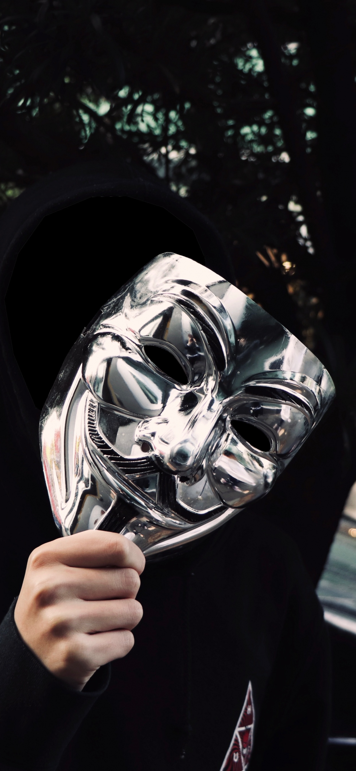 Обои черный, дерево, глаз, верхняя одежда, головной убор в разрешении 1242x2688