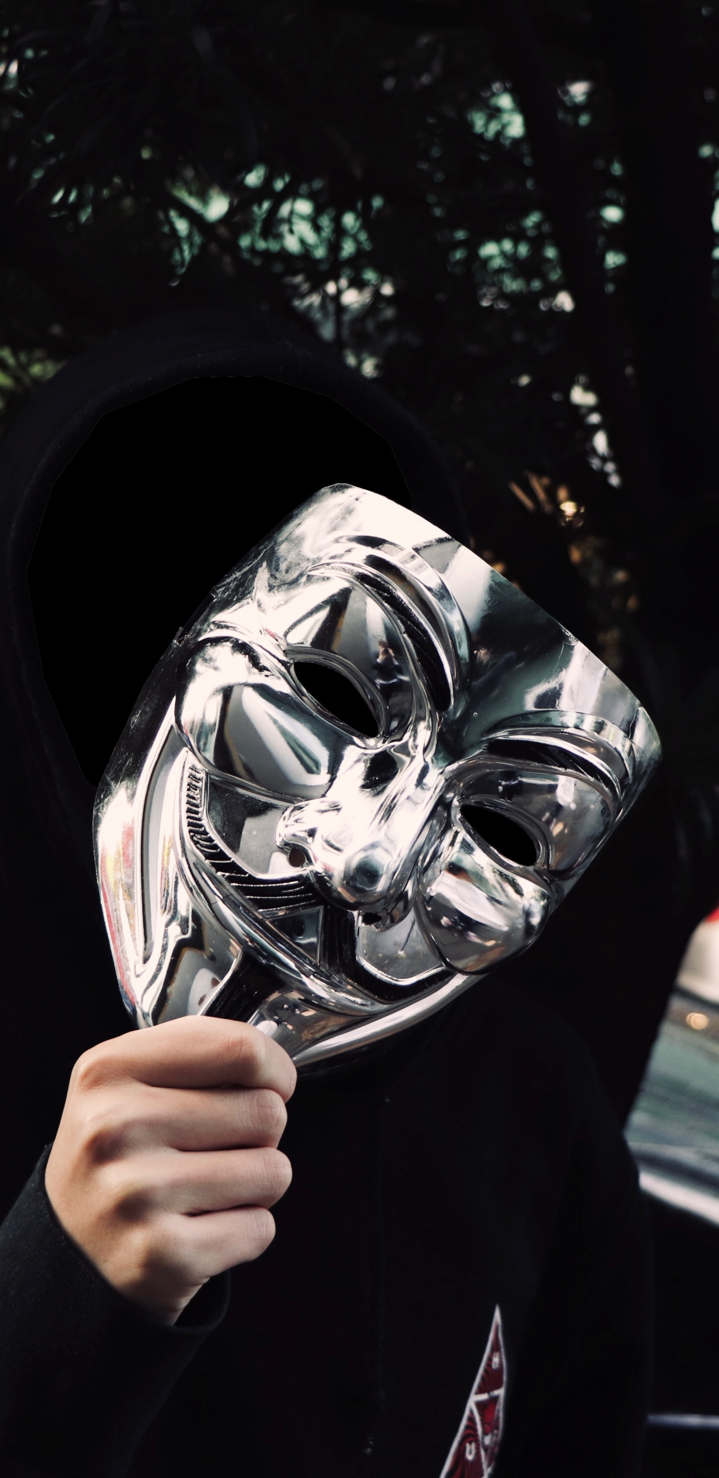 Обои черный, дерево, глаз, верхняя одежда, головной убор в разрешении 1440x2960