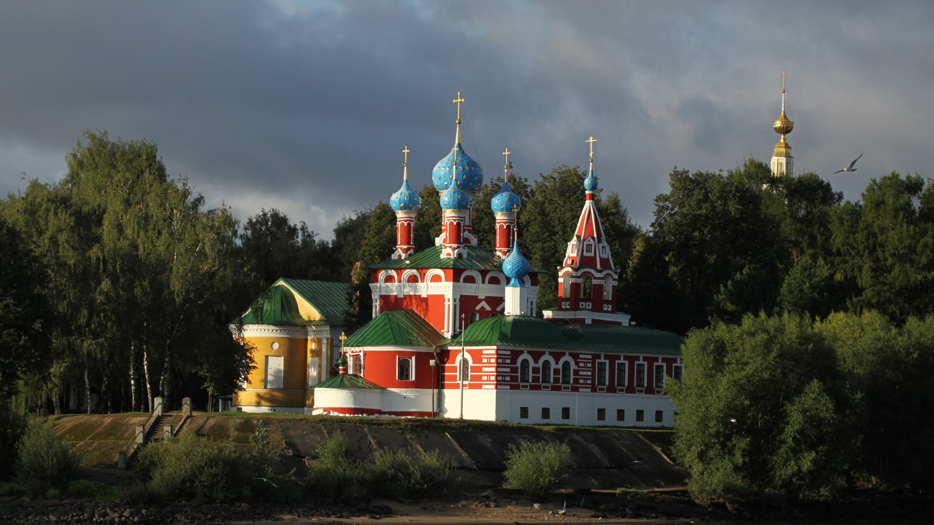 Обои здание, вода, дерево, экскурсия, Мышкин в разрешении 1920x1080