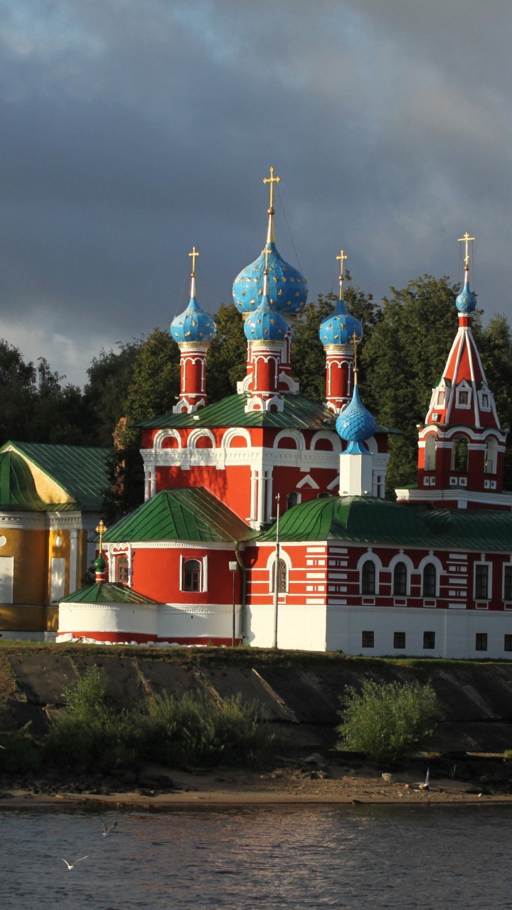 Обои здание, вода, дерево, экскурсия, Мышкин в разрешении 720x1280