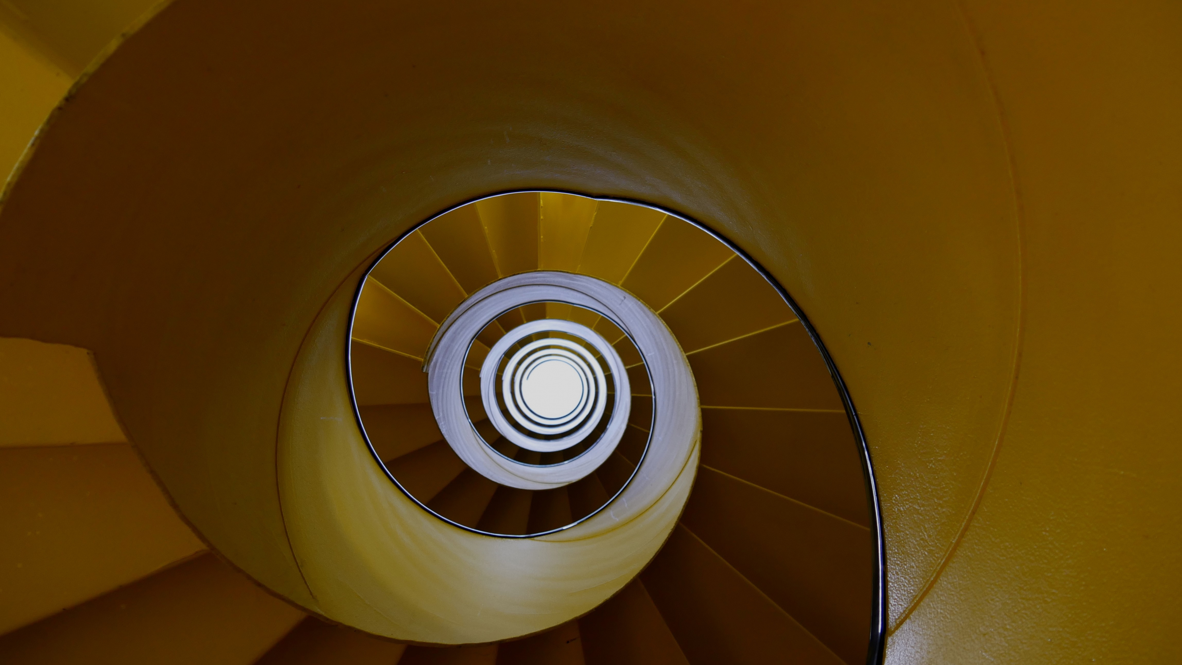 Обои архитектура, спираль, свет, желтый, круг в разрешении 3840x2160