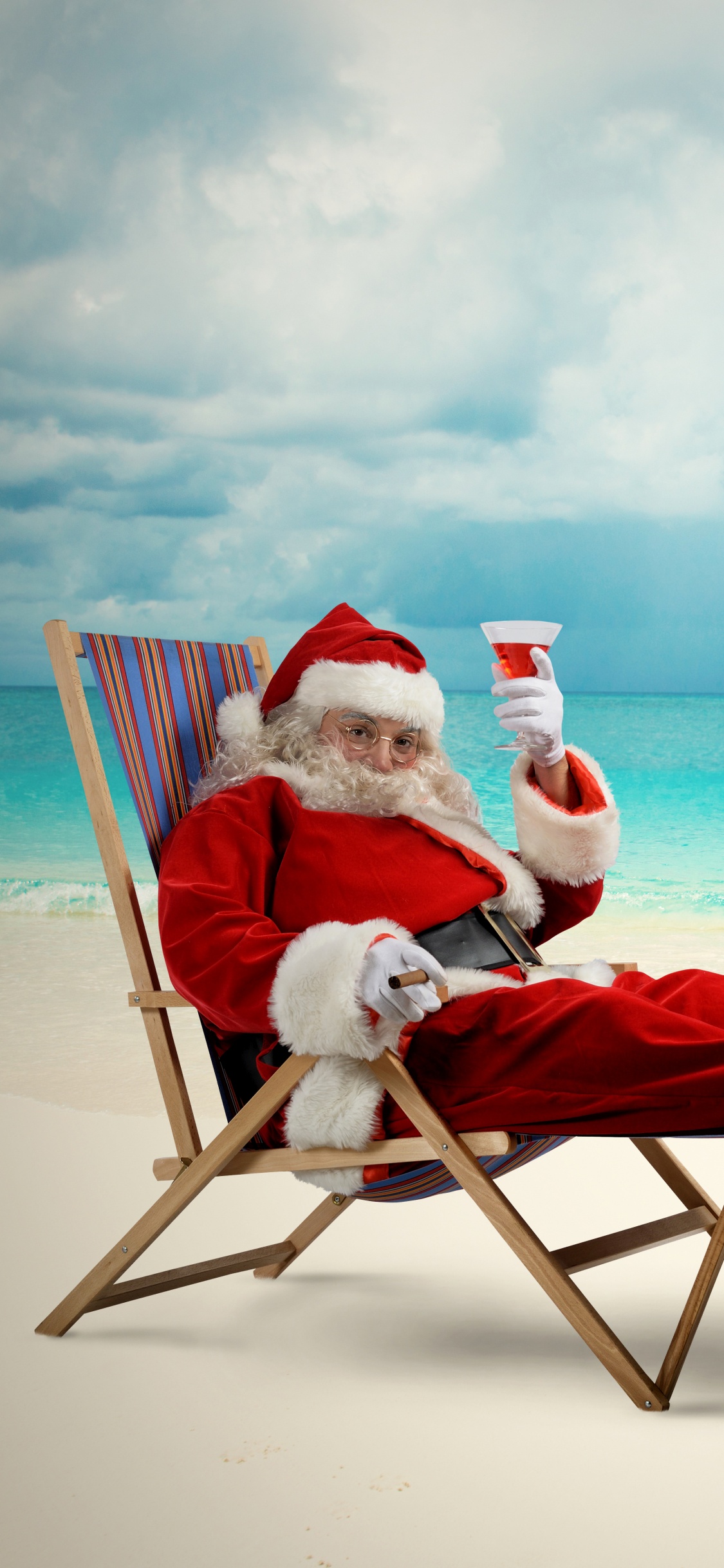 Обои Санта-Клаус, Рождественский день, пляж, море, отпуск в разрешении 1125x2436