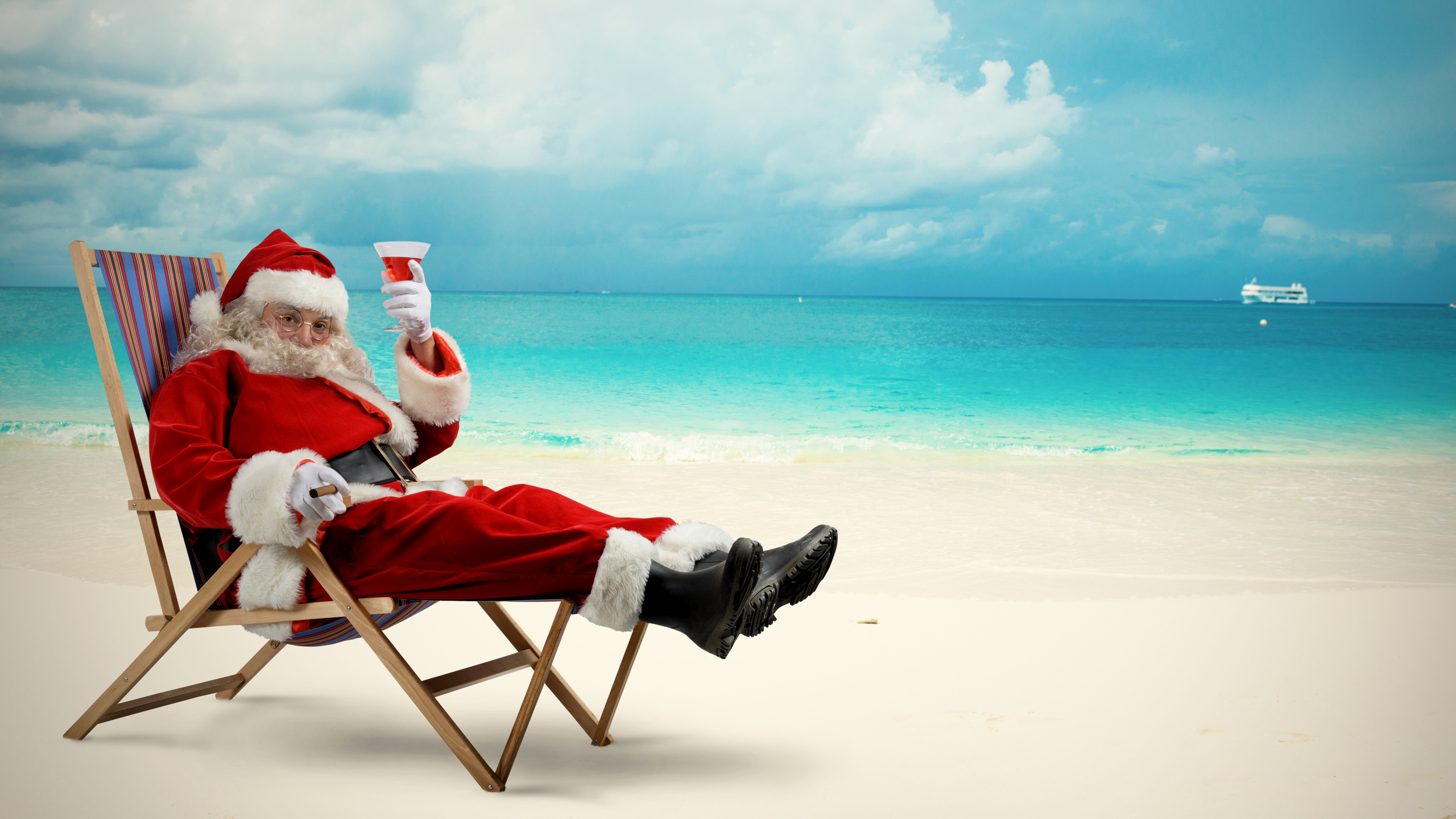 Обои Санта-Клаус, Рождественский день, пляж, море, отпуск в разрешении 2560x1440