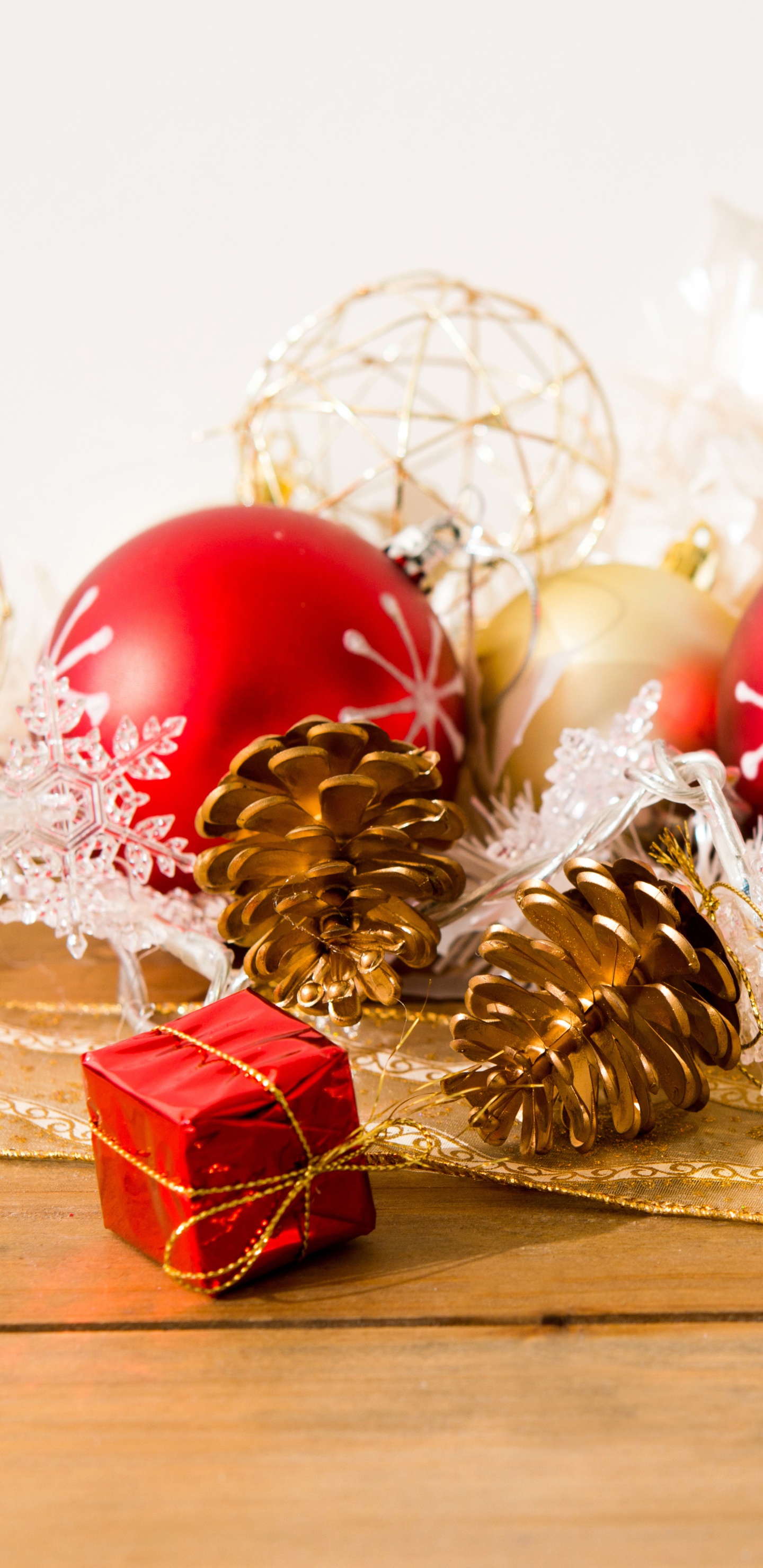 Обои рождественский орнамент, Рождественские украшения, Рождество, праздник, Новый год в разрешении 1440x2960