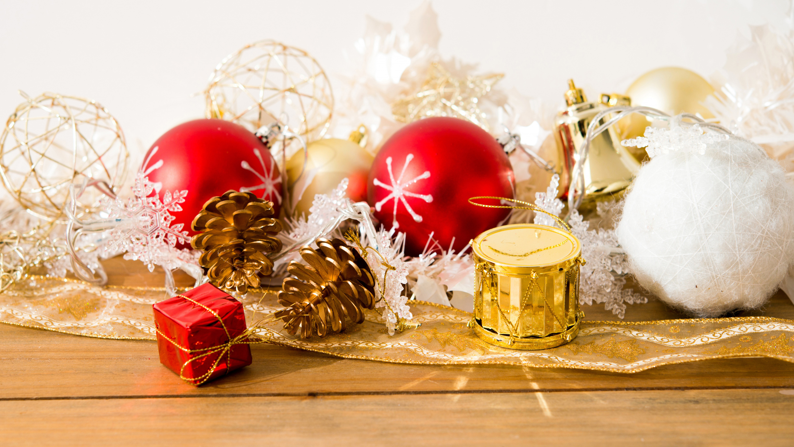 Обои рождественский орнамент, Рождественские украшения, Рождество, праздник, Новый год в разрешении 2560x1440