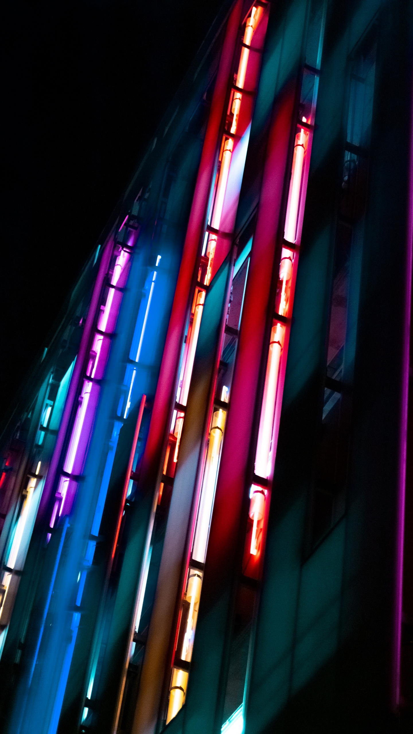 Обои красный цвет, пурпурный цвет, неоновая вывеска, свет, архитектура в разрешении 1440x2560