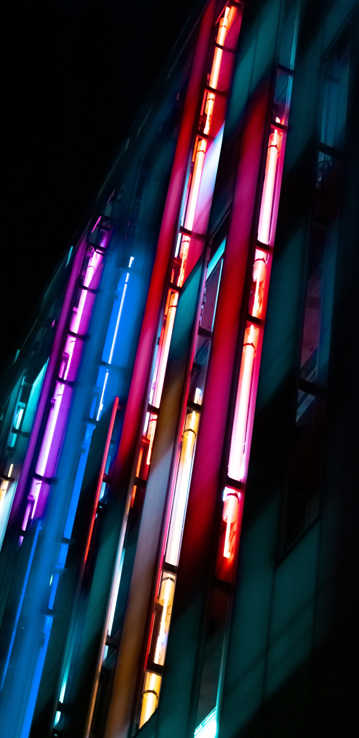 Обои красный цвет, пурпурный цвет, неоновая вывеска, свет, архитектура в разрешении 1440x2960