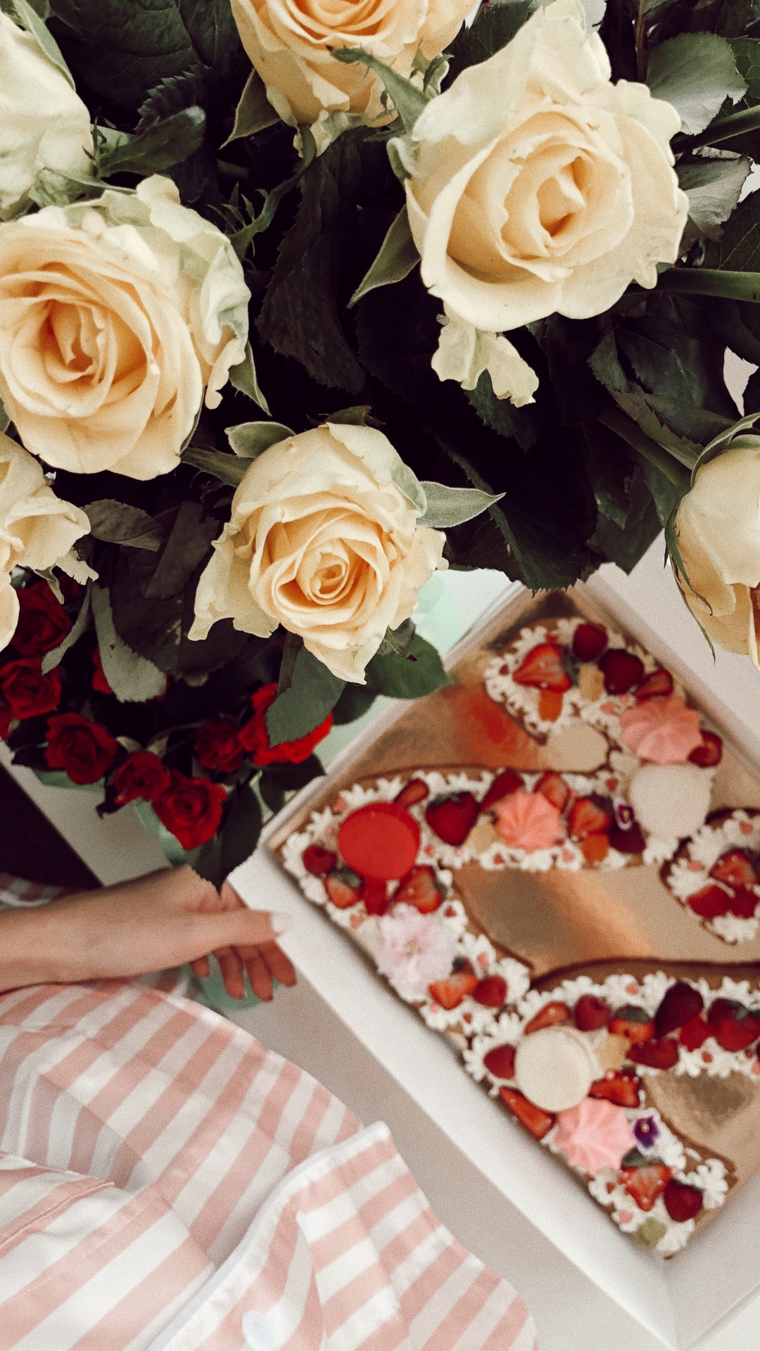 Обои цветочный букет, цветочный дизайн, искусственный цветок, Роза, срезанные цветы в разрешении 1080x1920