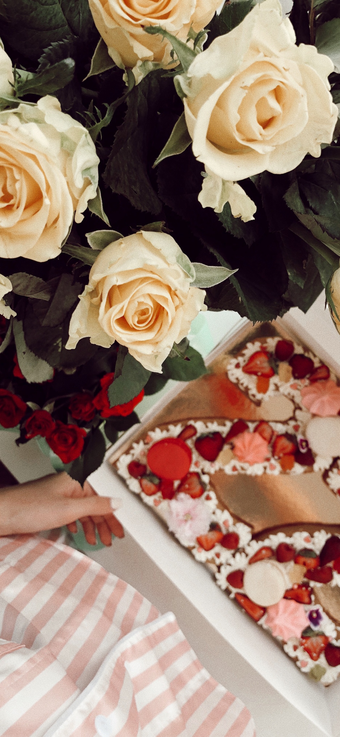 Обои цветочный букет, цветочный дизайн, искусственный цветок, Роза, срезанные цветы в разрешении 1125x2436