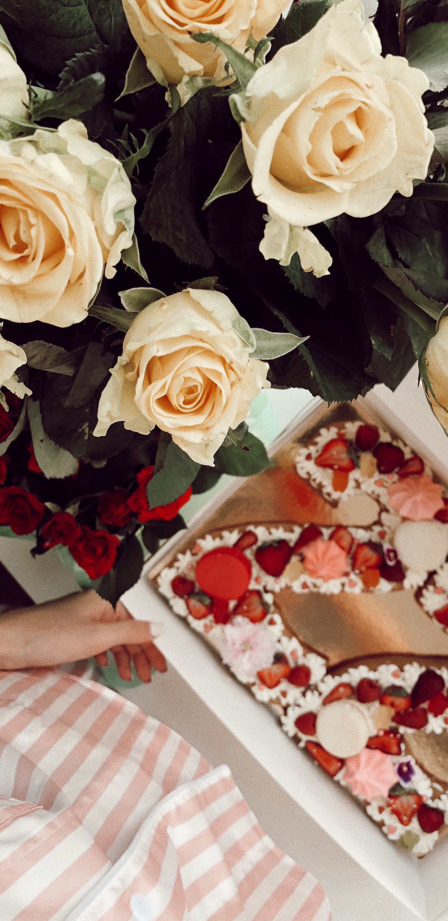 Обои цветочный букет, цветочный дизайн, искусственный цветок, Роза, срезанные цветы в разрешении 1440x2960