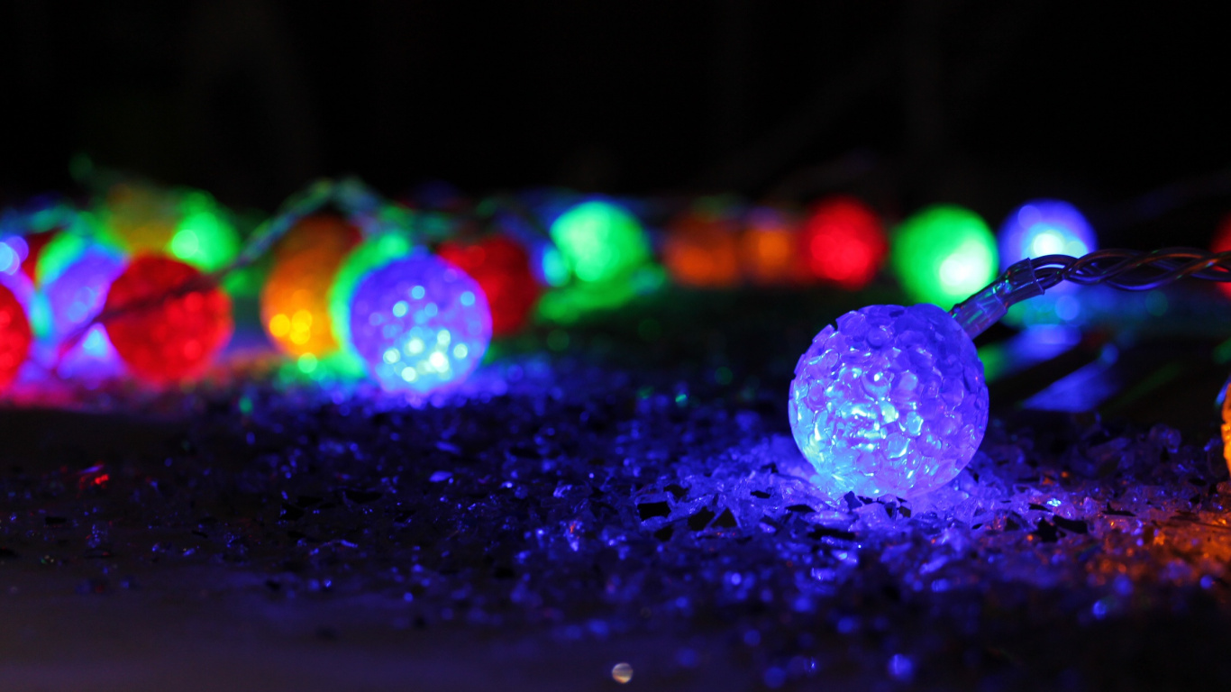 Обои Новый год, ночь, свет, освещение, вода в разрешении 1366x768